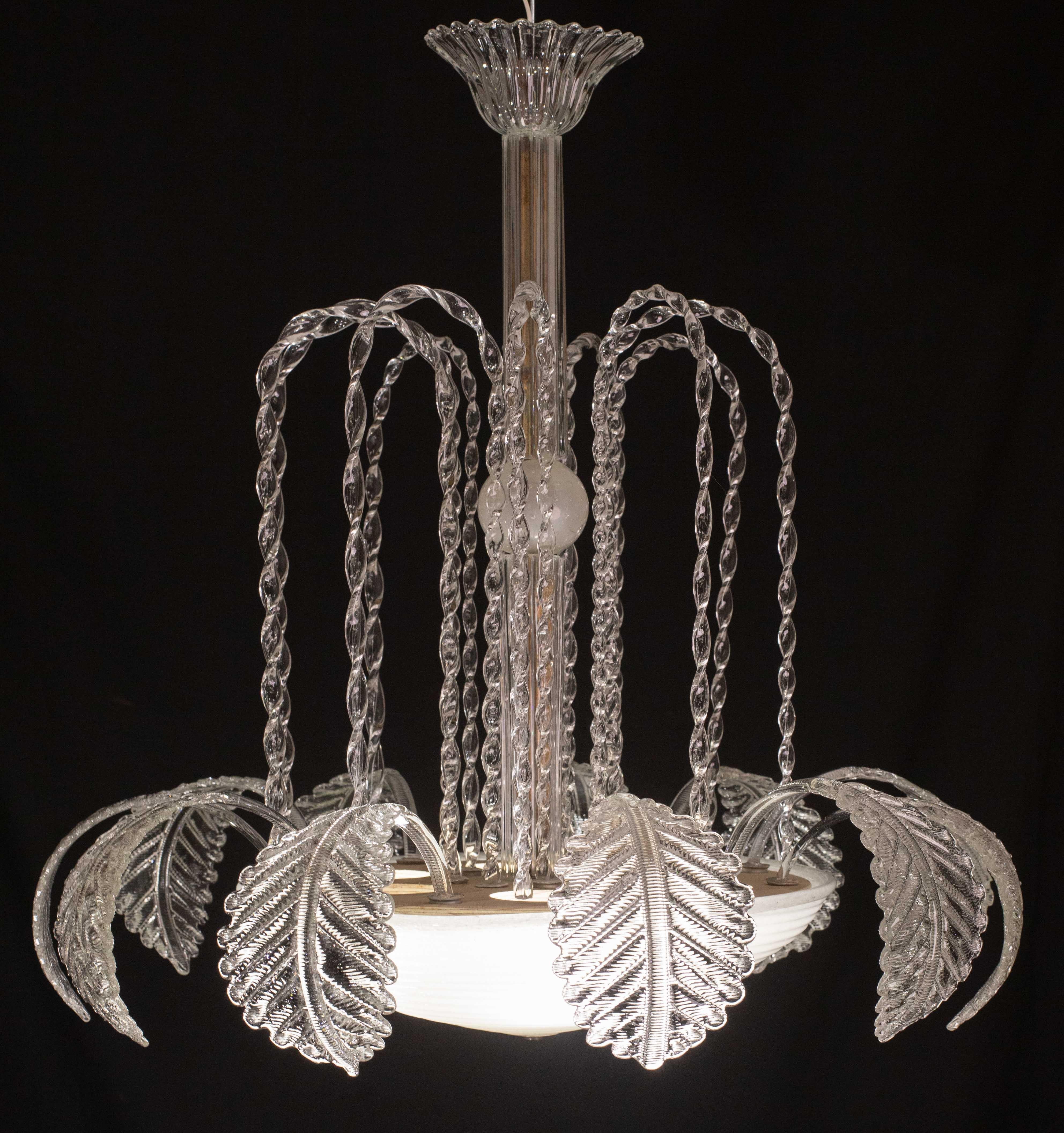 Straordinario lampadario Art Déco realizzato dalla vetreria Barovier & Toso negli anni 1940-1950.
Il lampadario è alto 80 centimetri e largo 75 centimetri.
Monta tre luci E14, con possibilità di commutazione per gli standard USA. 
Il lampadario è