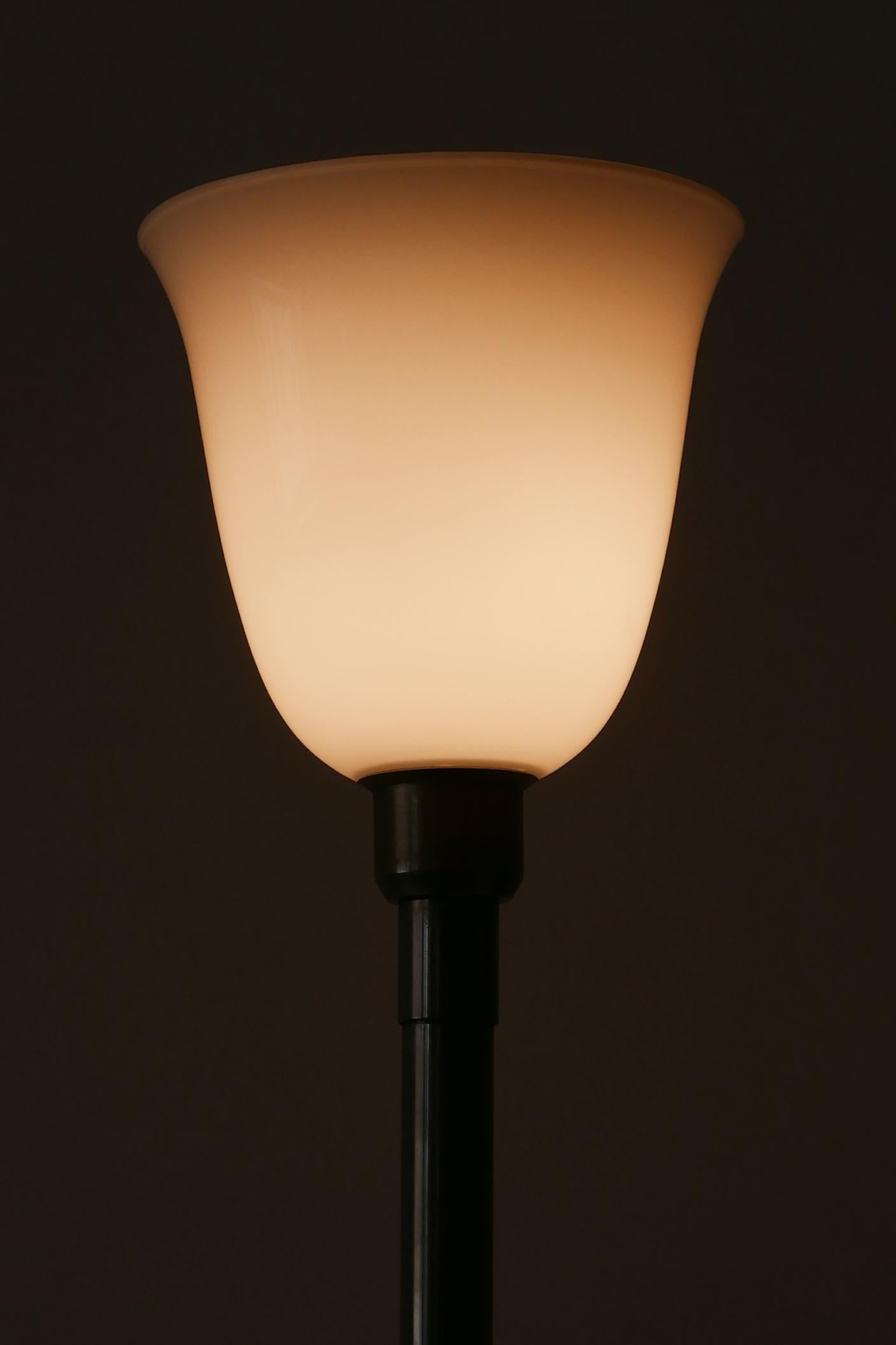 Elegante vernickelte Bauhaus-Tischlampe oder Stehlampe aus Messing im Art déco-Stil, 1930er Jahre (Opalglas) im Angebot