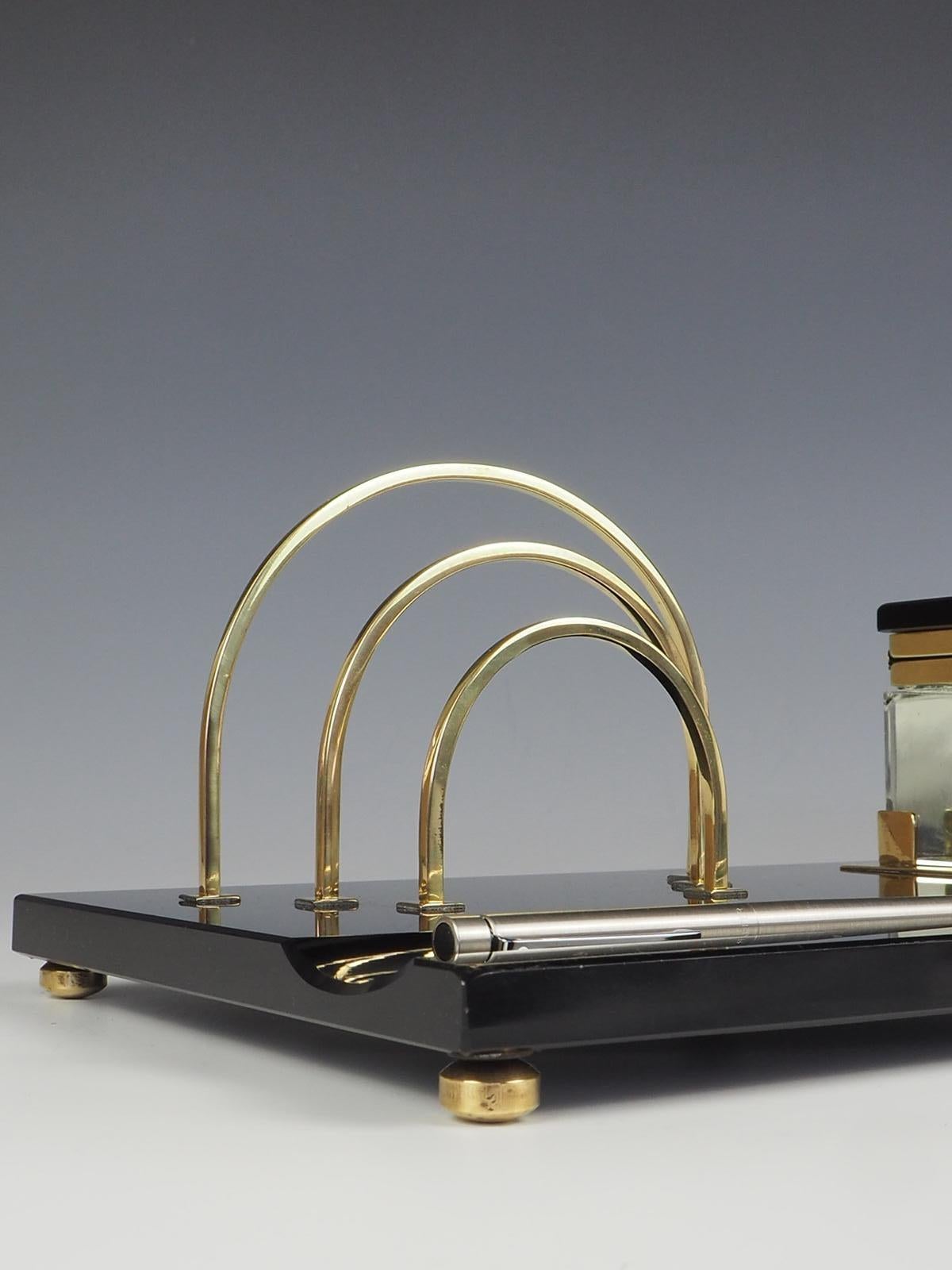 Elegantes schwarz-goldenes Art Deco-Schreibtischregal (Glas) im Angebot