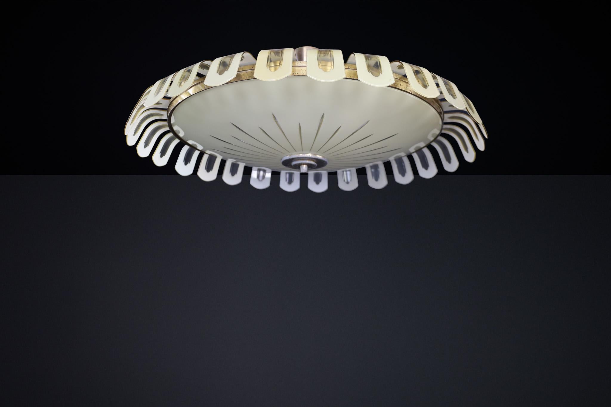 Elegant Art Deco Brass and Green Opaline Glass Chandelier, Germany 1930s In Good Condition For Sale In Almelo, NL