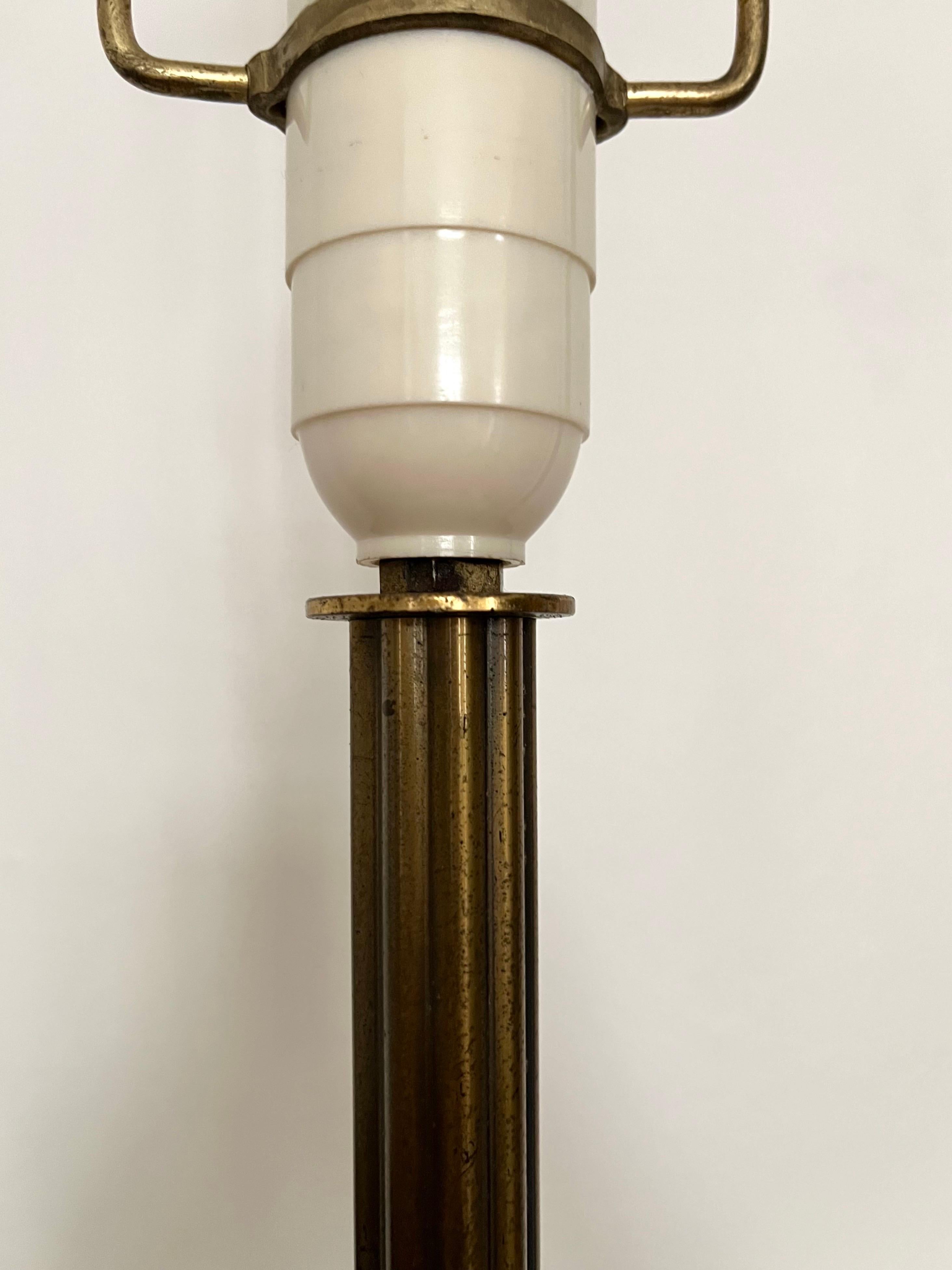 Elegance Art Deco, lampe de table en laiton avec détails floraux, années 1920-1930 en vente 3