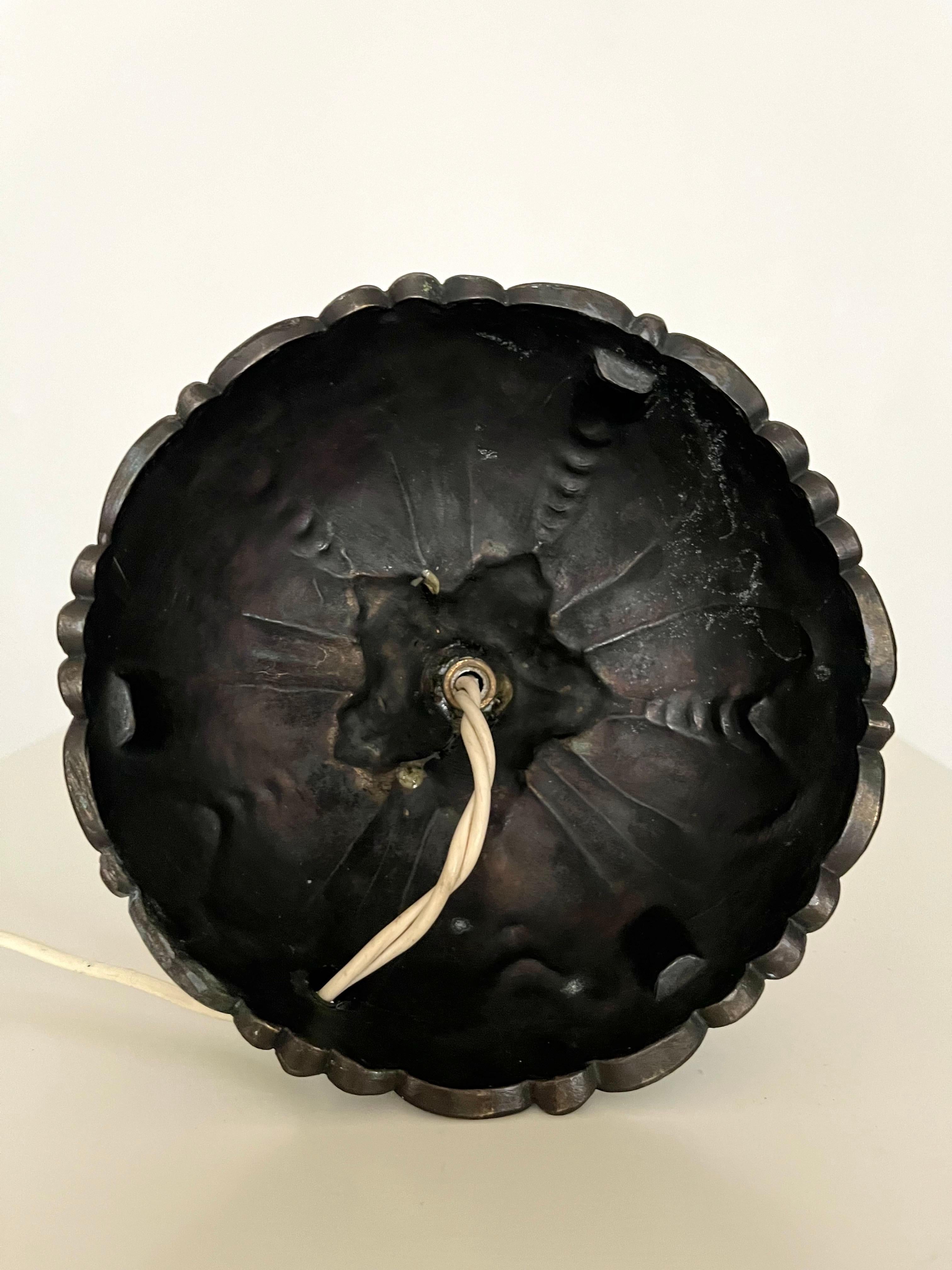 Elegance Art Deco, lampe de table en laiton avec détails floraux, années 1920-1930 en vente 4