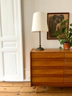 Elegance Art Deco, lampe de table en laiton avec détails floraux, années 1920-1930