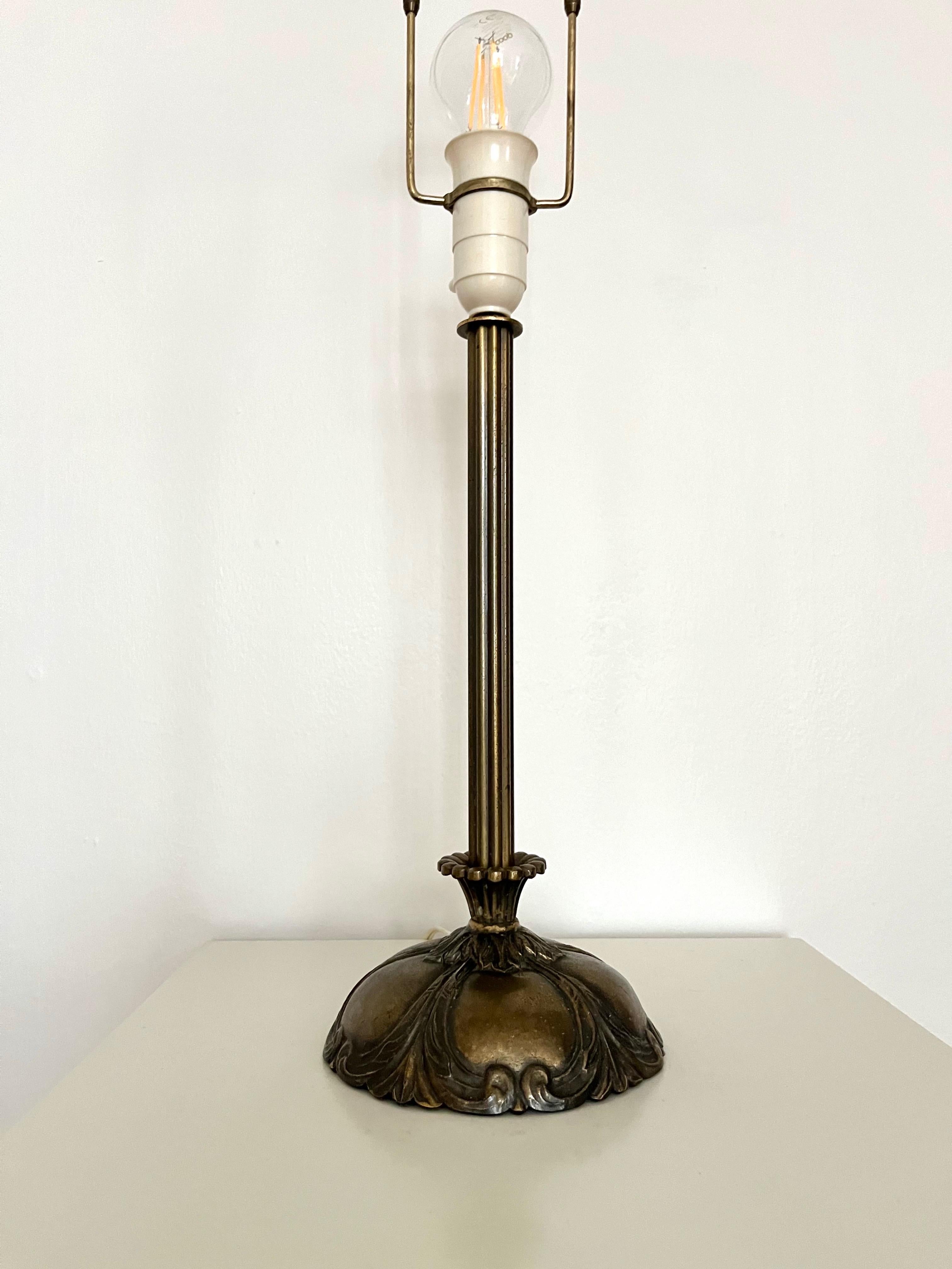 Art déco Elegance Art Deco, lampe de table en laiton avec détails floraux, années 1920-1930 en vente