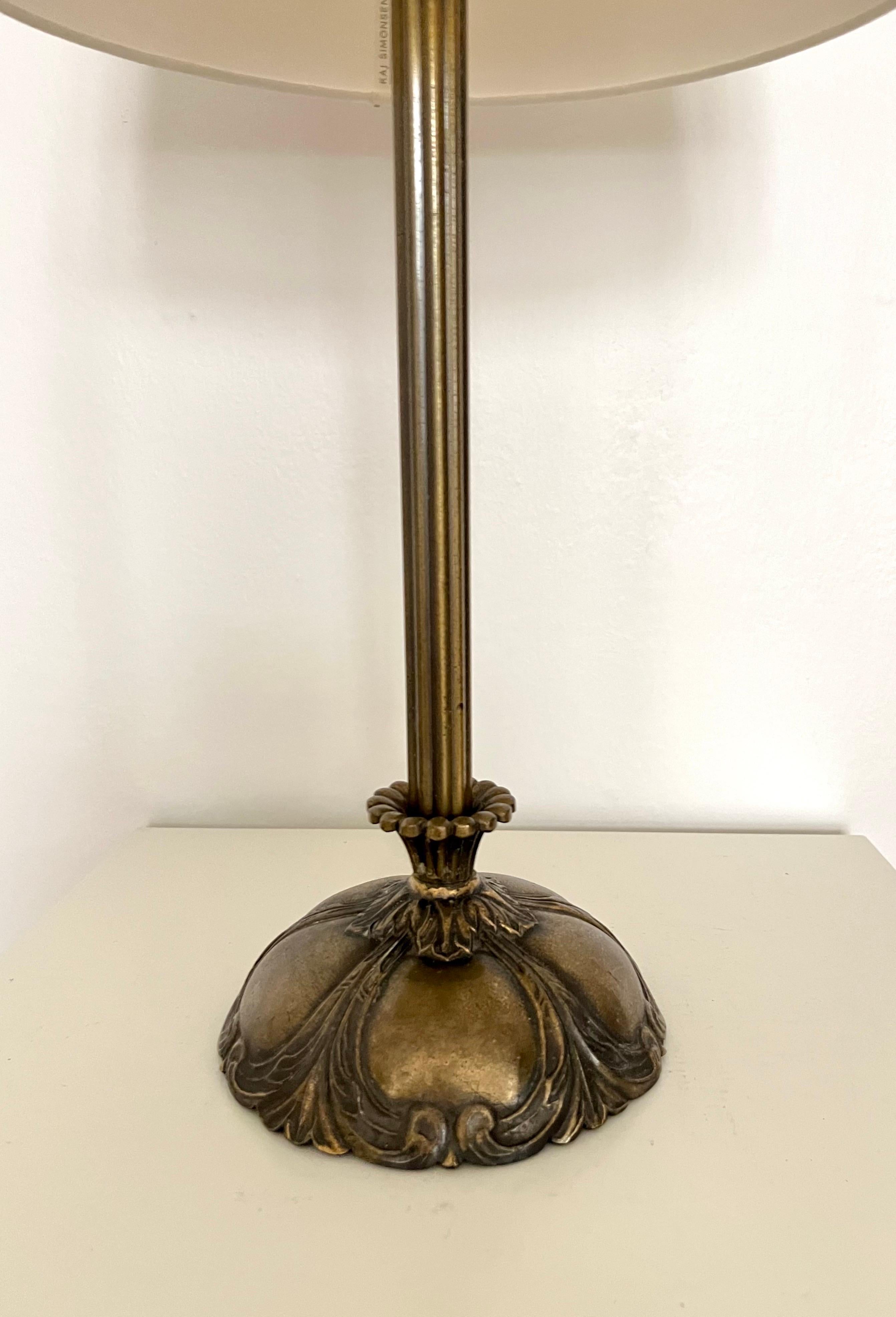Français Elegance Art Deco, lampe de table en laiton avec détails floraux, années 1920-1930 en vente