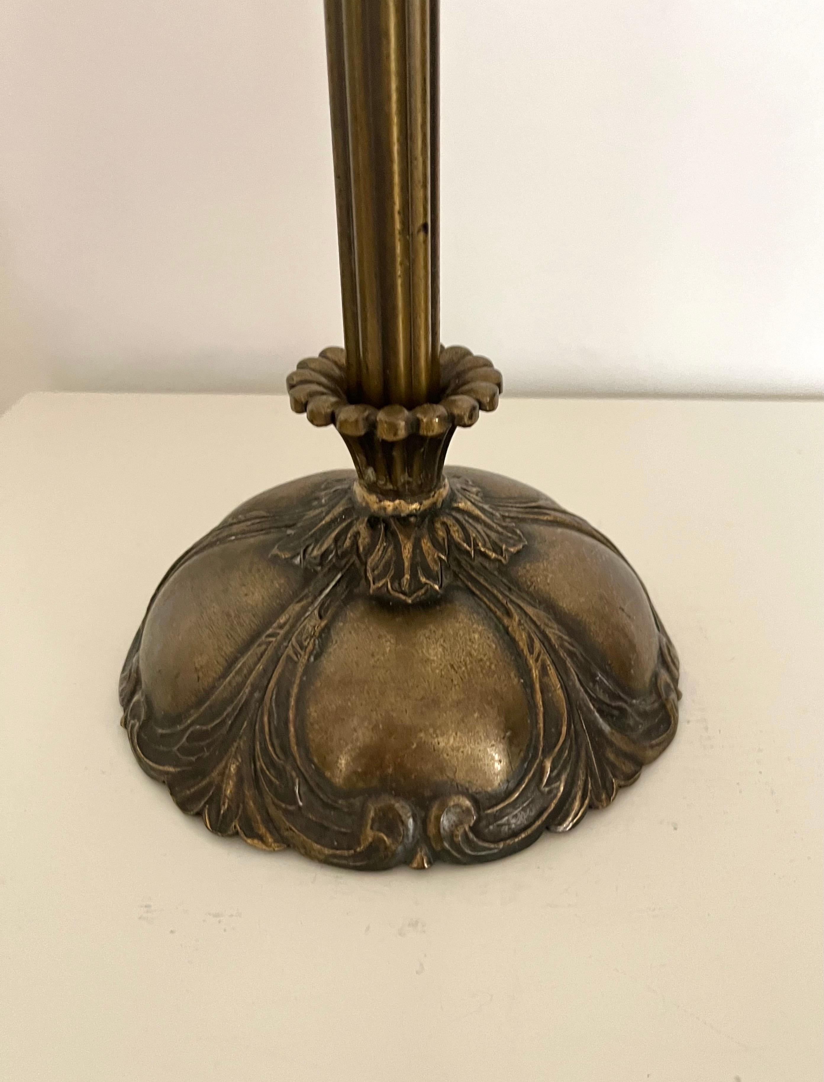 Elegance Art Deco, lampe de table en laiton avec détails floraux, années 1920-1930 Bon état - En vente à Frederiksberg C, DK