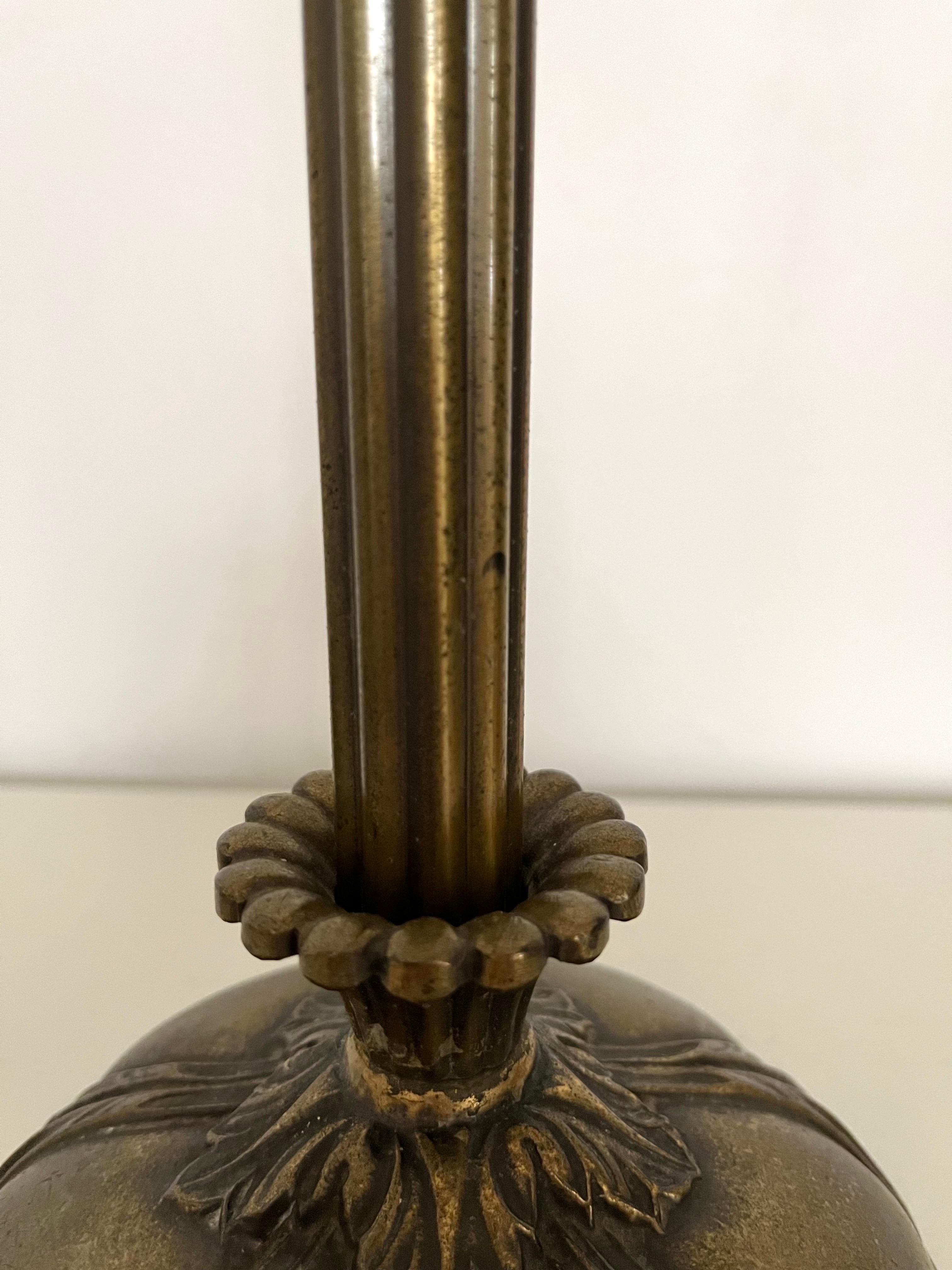 Début du 20ème siècle Elegance Art Deco, lampe de table en laiton avec détails floraux, années 1920-1930 en vente