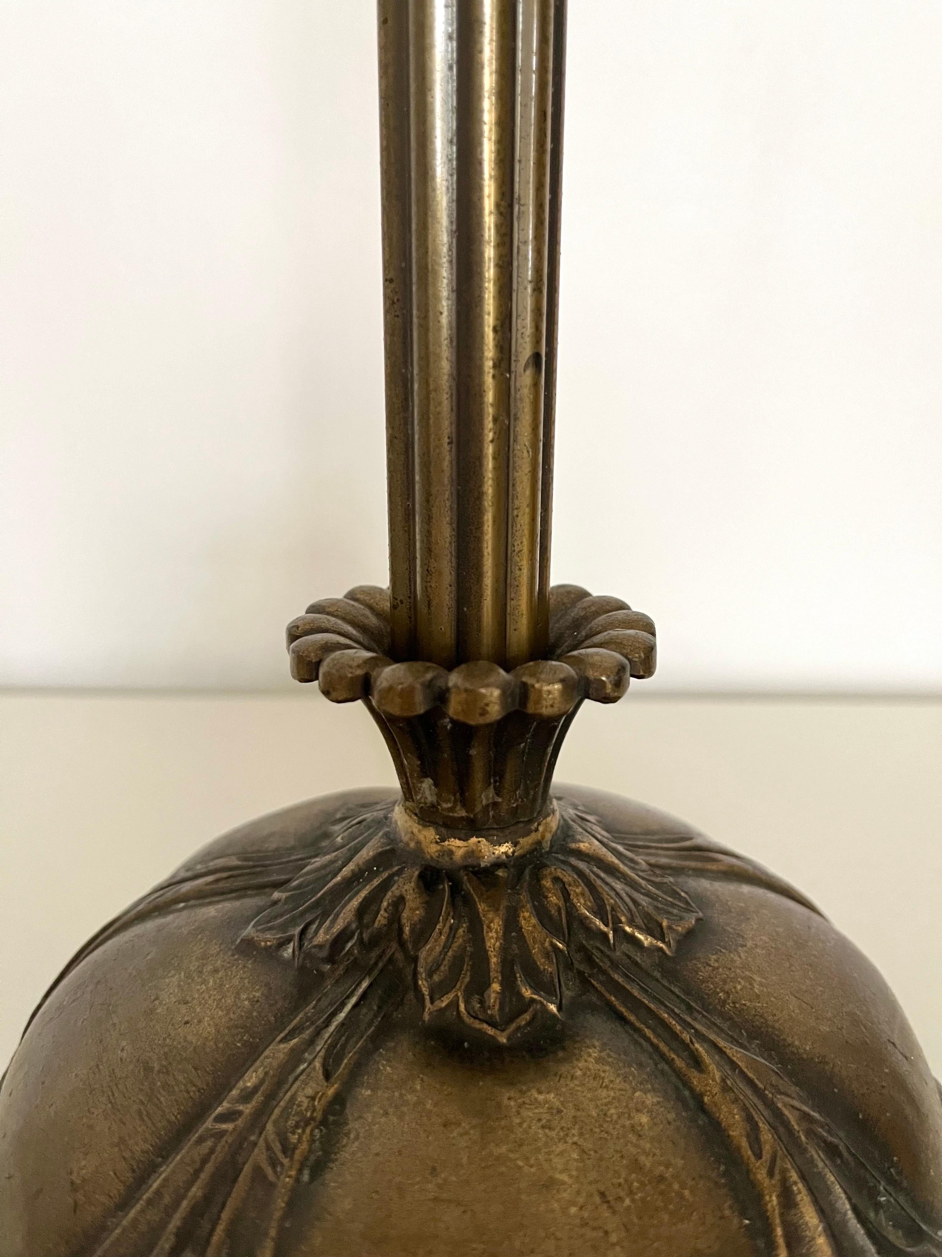 Laiton Elegance Art Deco, lampe de table en laiton avec détails floraux, années 1920-1930 en vente