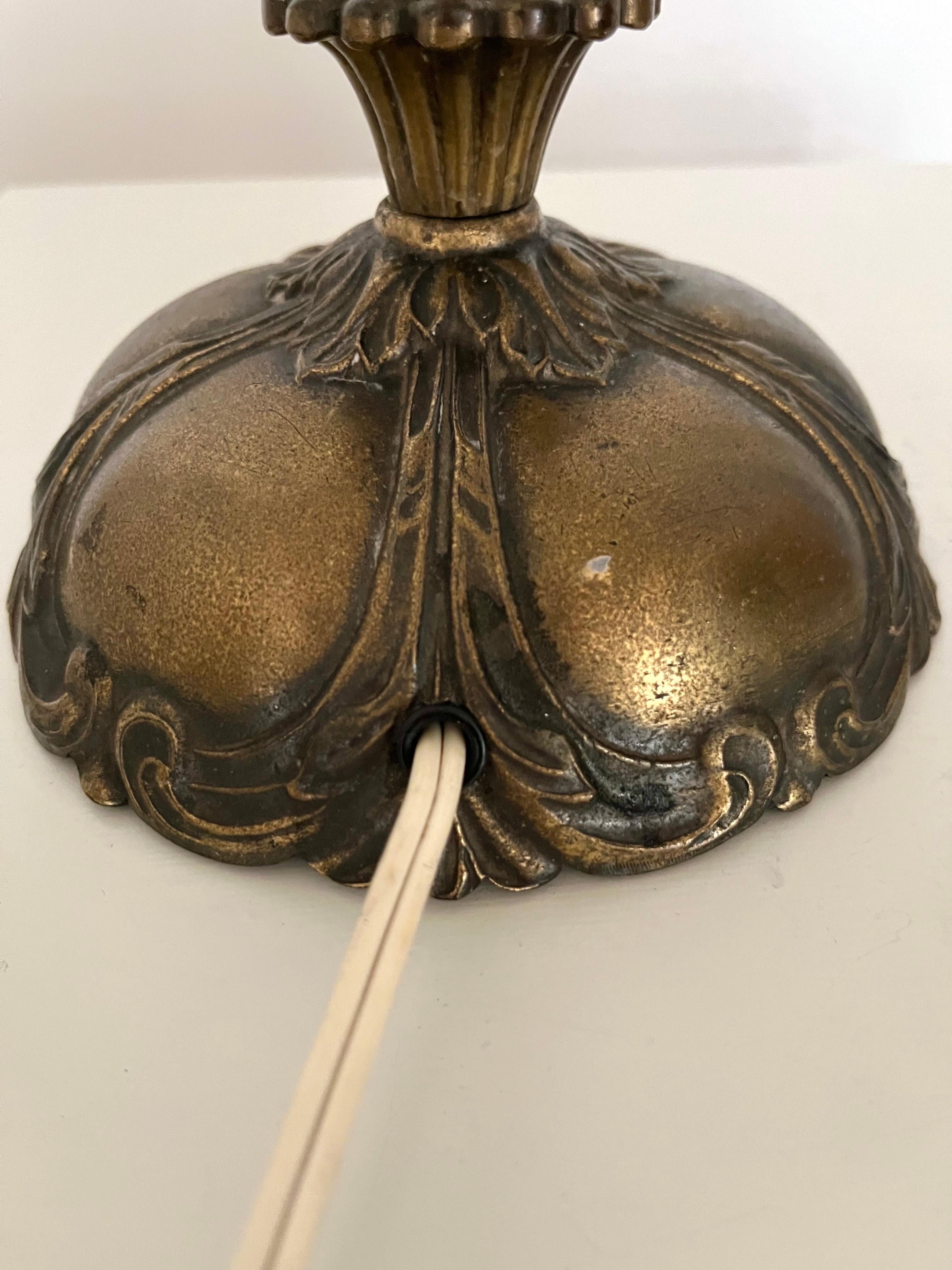 Elegance Art Deco, lampe de table en laiton avec détails floraux, années 1920-1930 en vente 1
