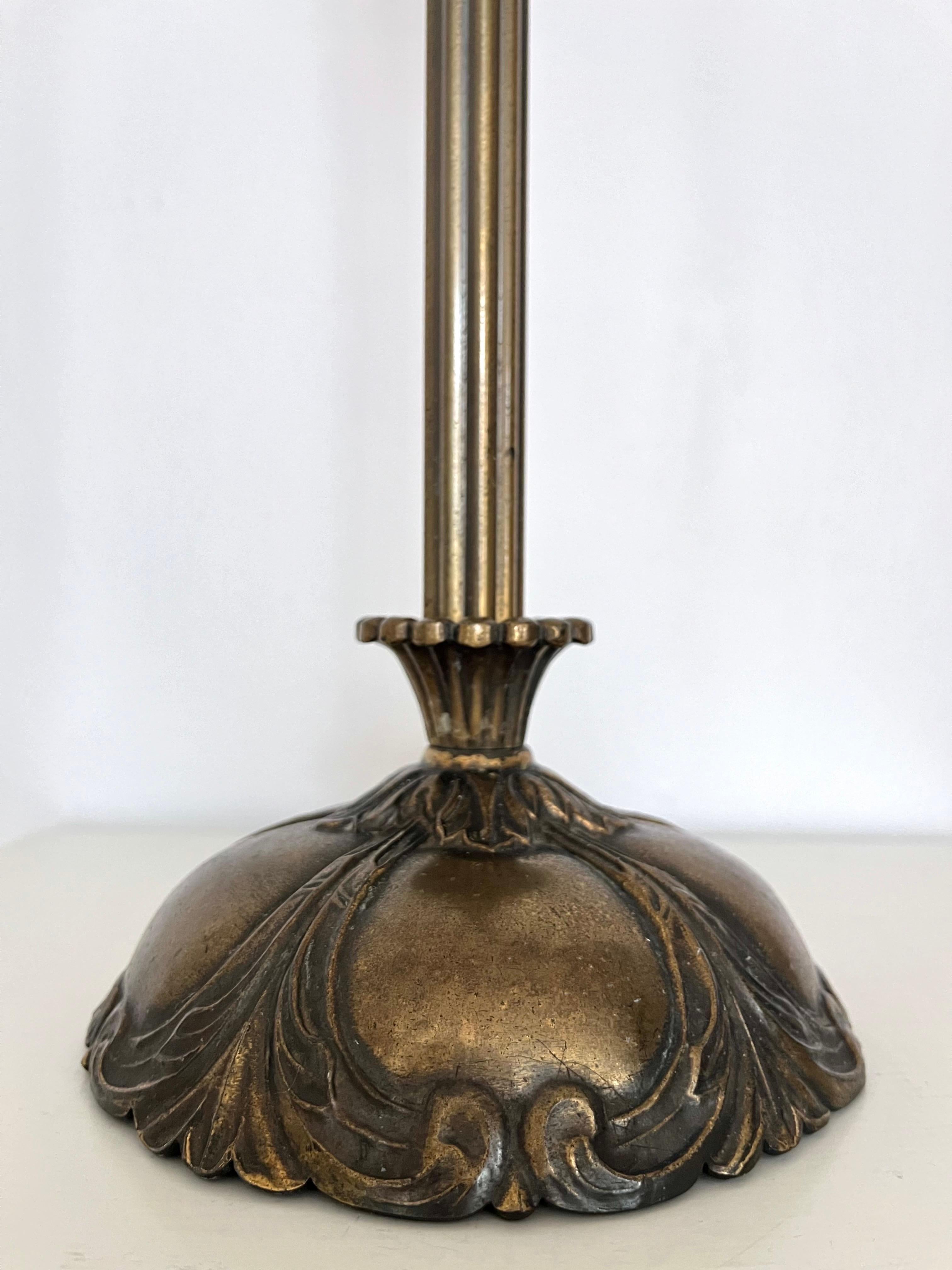 Elegance Art Deco, lampe de table en laiton avec détails floraux, années 1920-1930 en vente 2