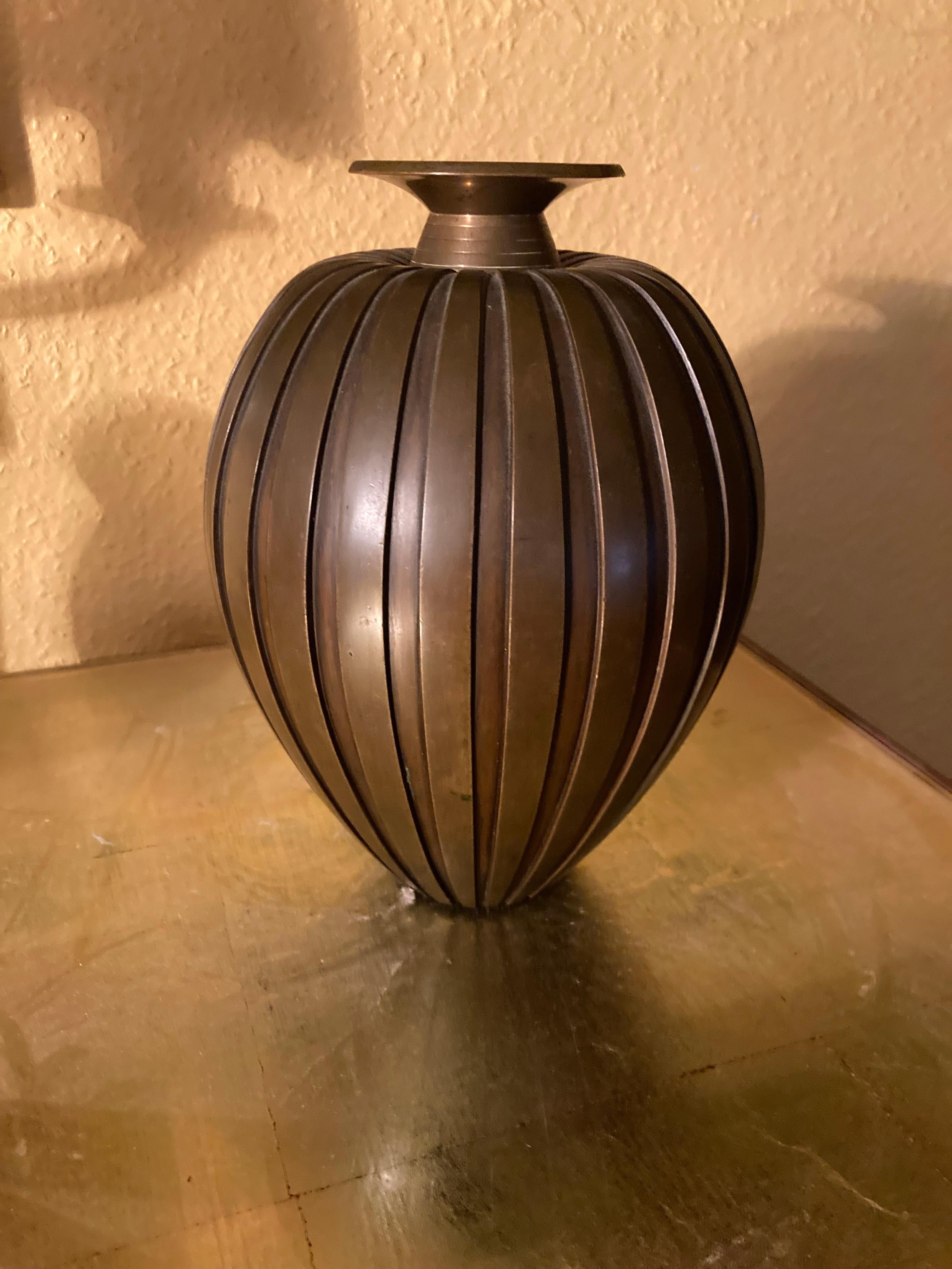 Eine elegante Bronzevase von Evan Jensen, 1930er Jahre. Dänemark. Die Vase ist im Boden markiert und nummeriert. Abnehmbarer Zylinder. Es handelt sich weniger um eine Vase als vielmehr um ein edles, dekoratives Designobjekt, das durch die schwere