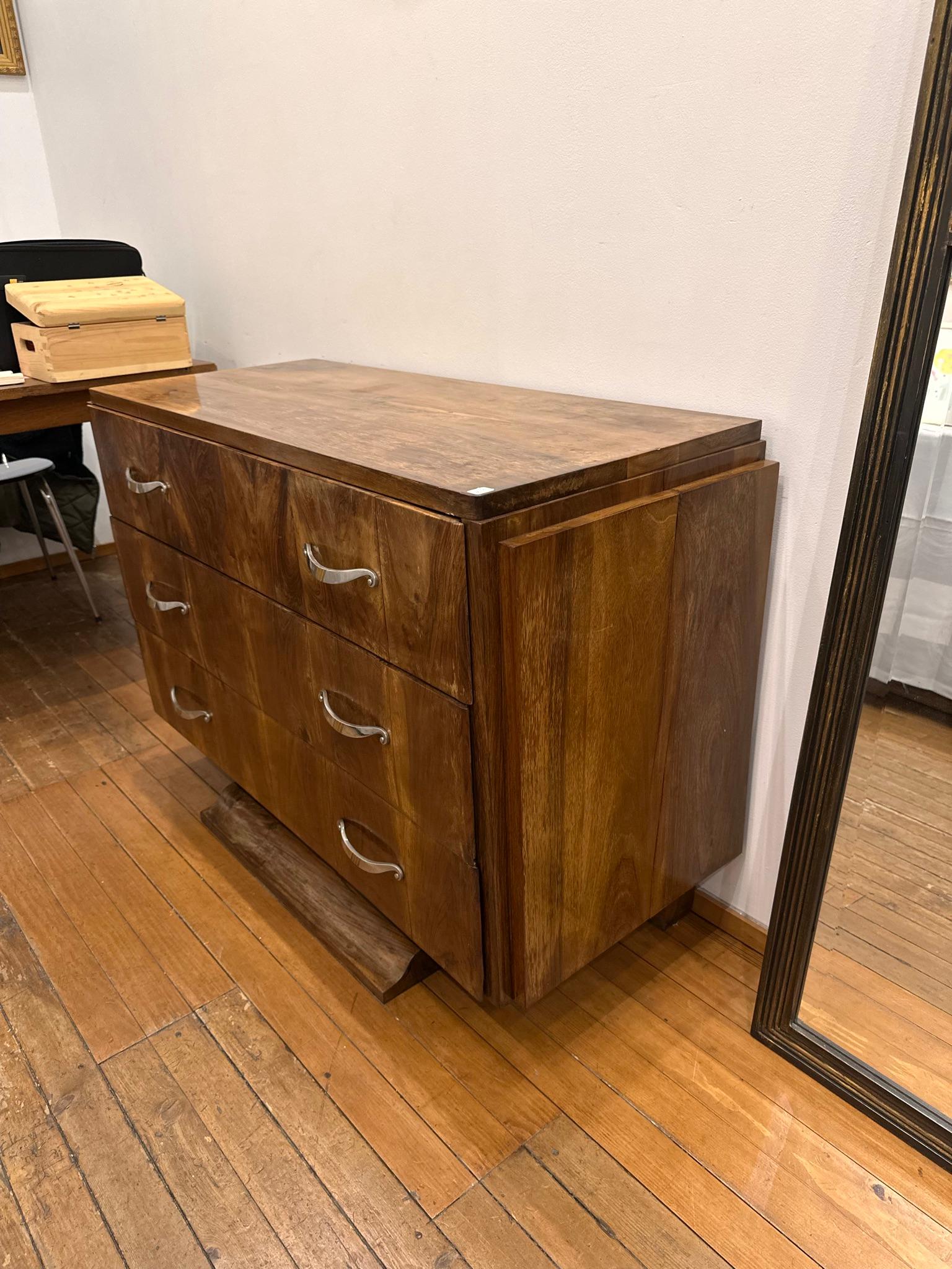 Francese Elegante cassettiera art déco in noce e bronzo nichelato del 1930 circa in vendita