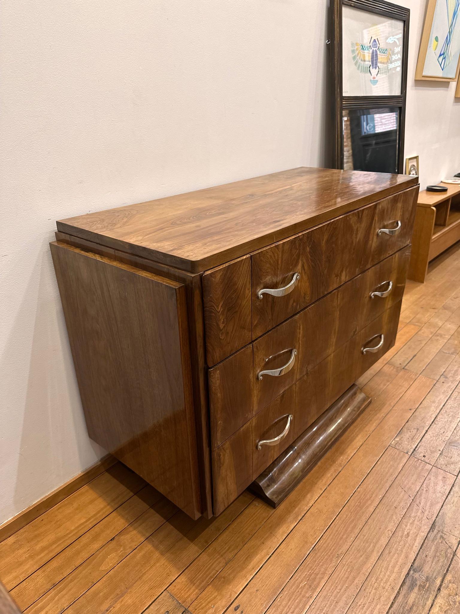 Elegante cassettiera art déco in noce e bronzo nichelato del 1930 circa In condizioni buone in vendita a Mouscron, WHT