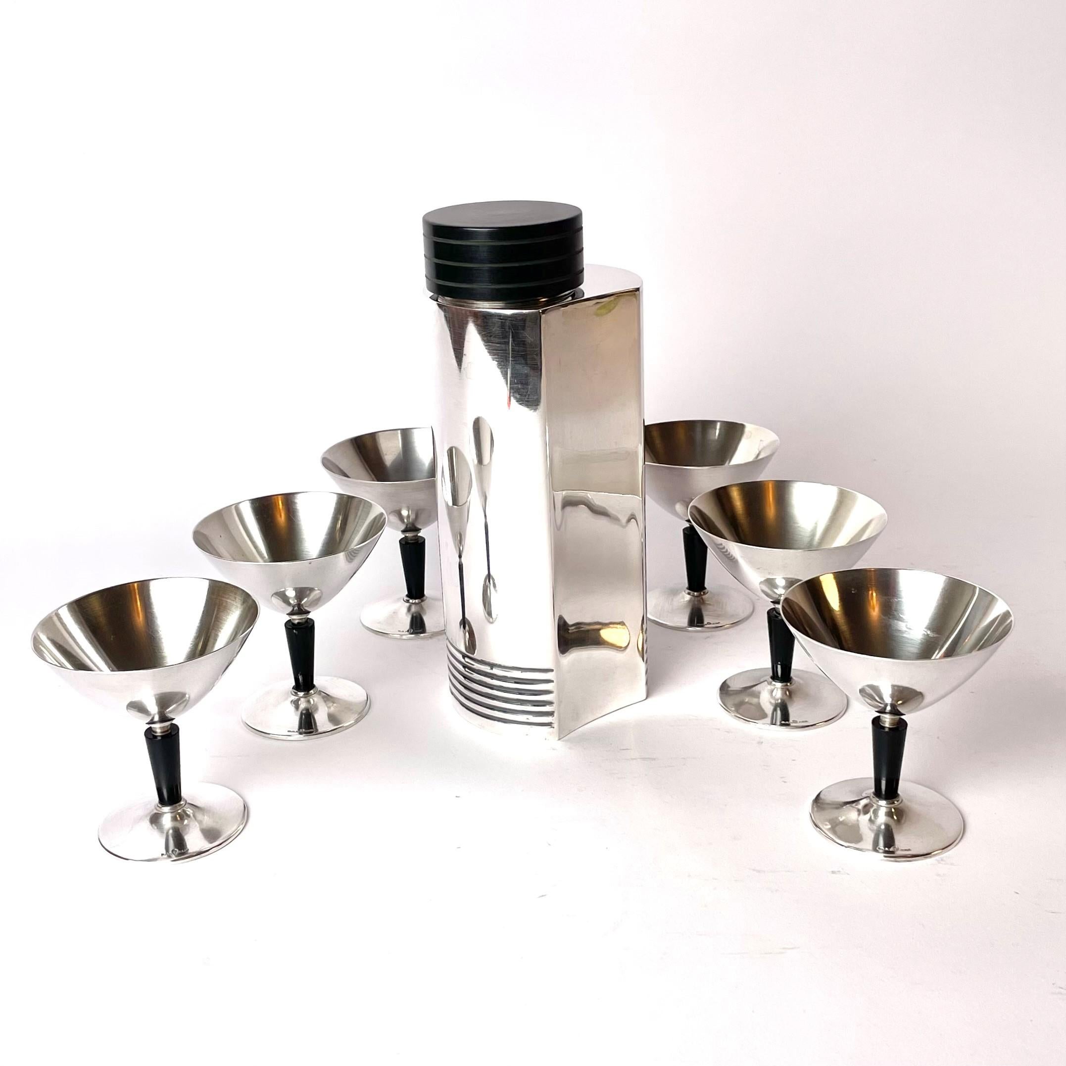 Elegant Art Deco Cocktail Set designed by Folke Arström, Sweden in 1935 for GAB (Guldsmedsaktiebolaget) in Sweden. Made in Silver plate and with Bakelite details. All seven items are marked GAB.

Wear consistent with age and use.