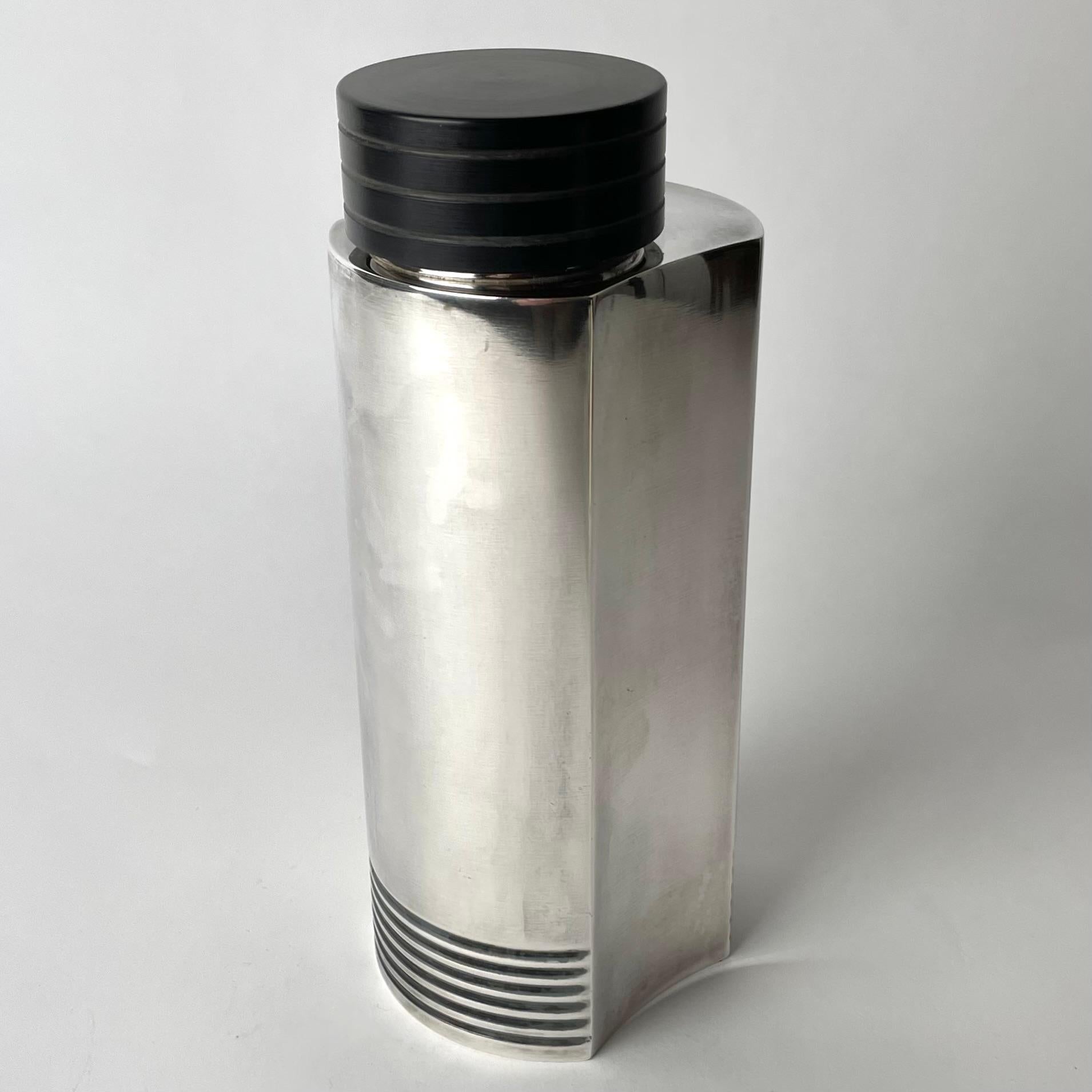 Sehr eleganter Art-Déco-Cocktail-Shaker, entworfen von dem berühmten Designer Folke Arström im Jahr 1935 für GAB (Guldsmedsbolaget) in Schweden. Der Shaker ist versilbert und mit Details aus Bakelit versehen. Zeitgenössisches