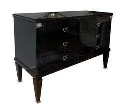 Elegante Art Deco Kommode, Belgien, um 1940; schwarzer Lack, Originalbeschläge.