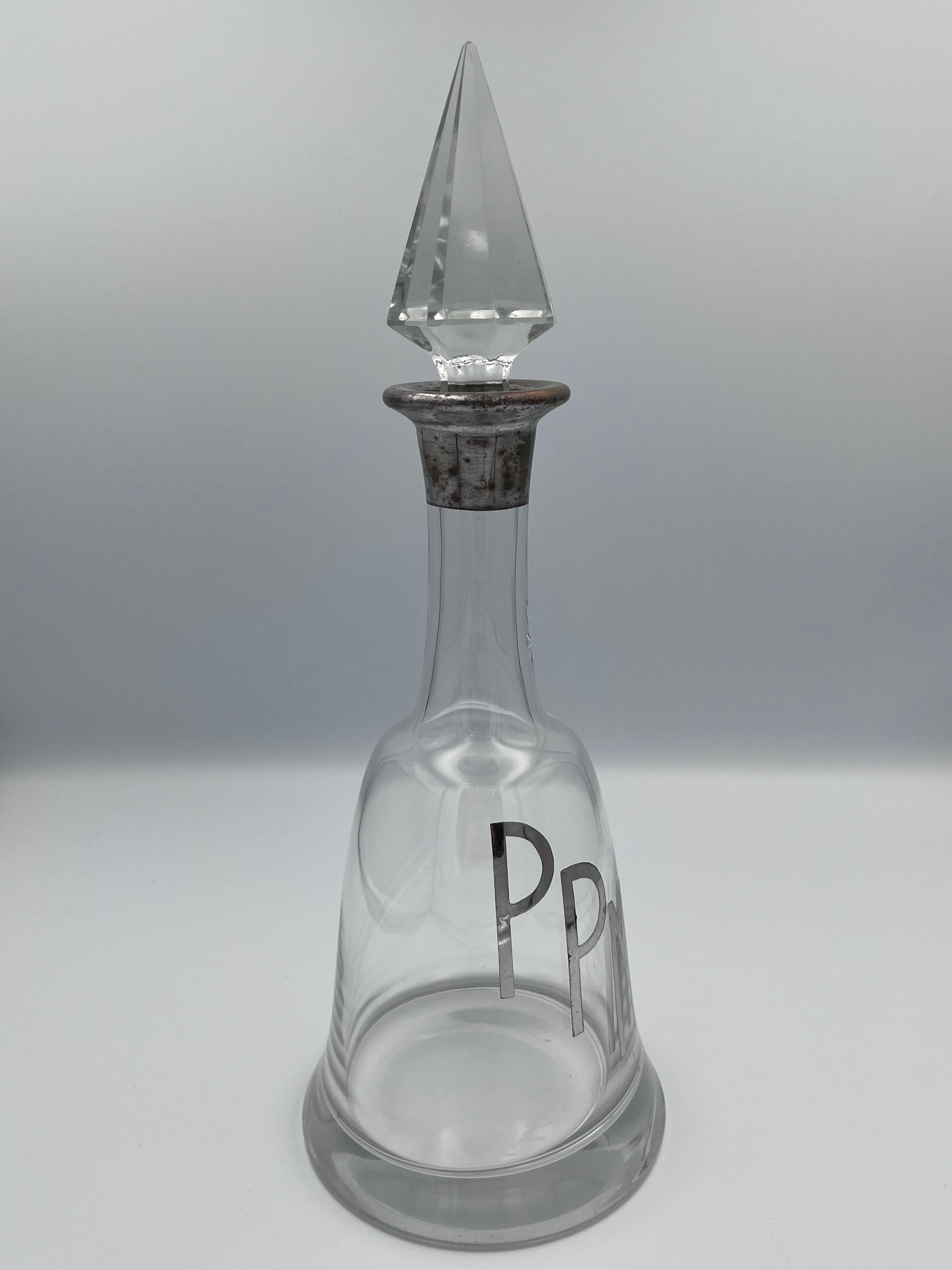 Metà XX secolo Elegante decanter in cristallo Art Deco in vendita