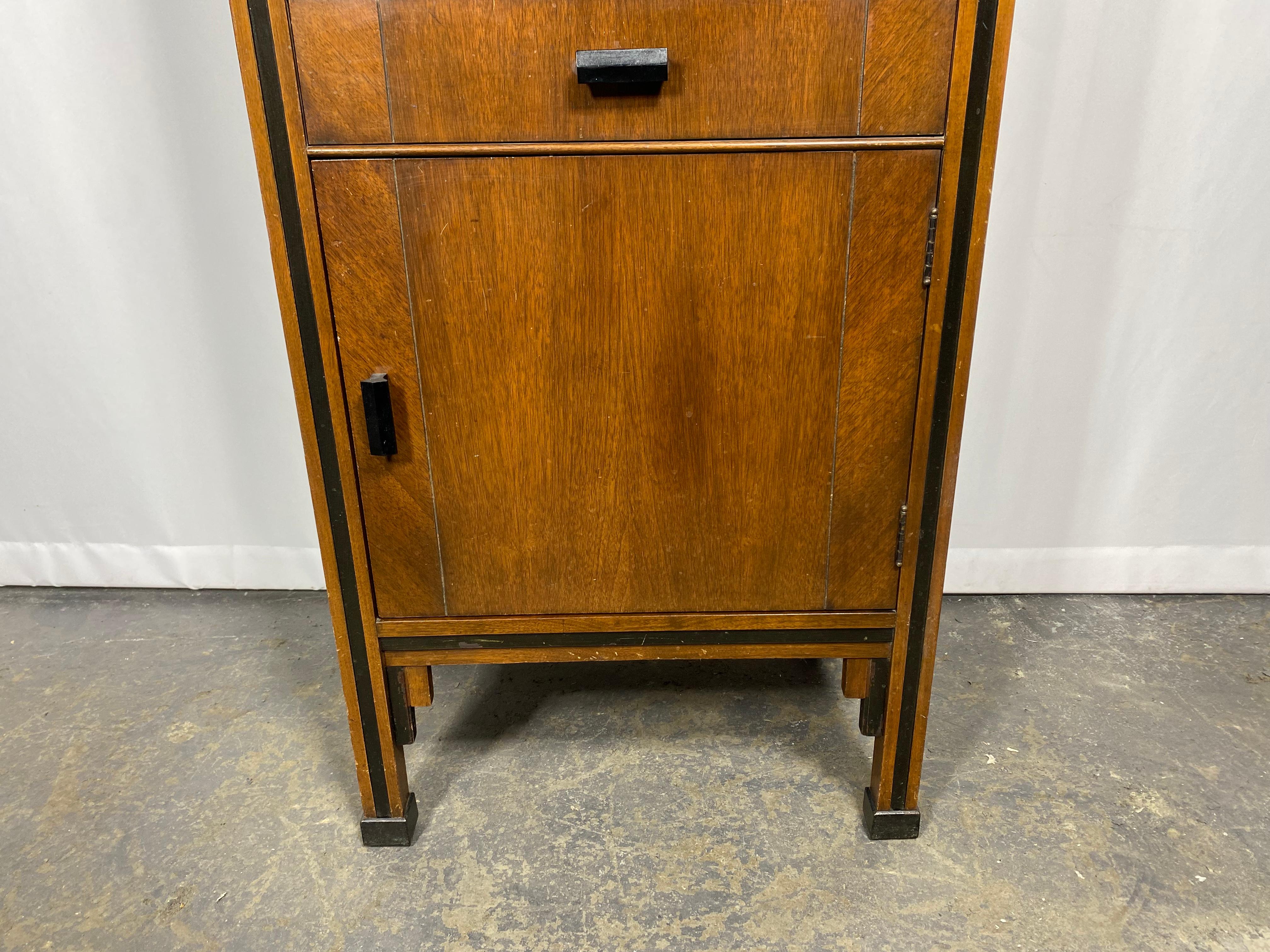 Elegant Art Deco Dental cabinet, walnut and glass, manufactured by ENOCHS For Sale 4