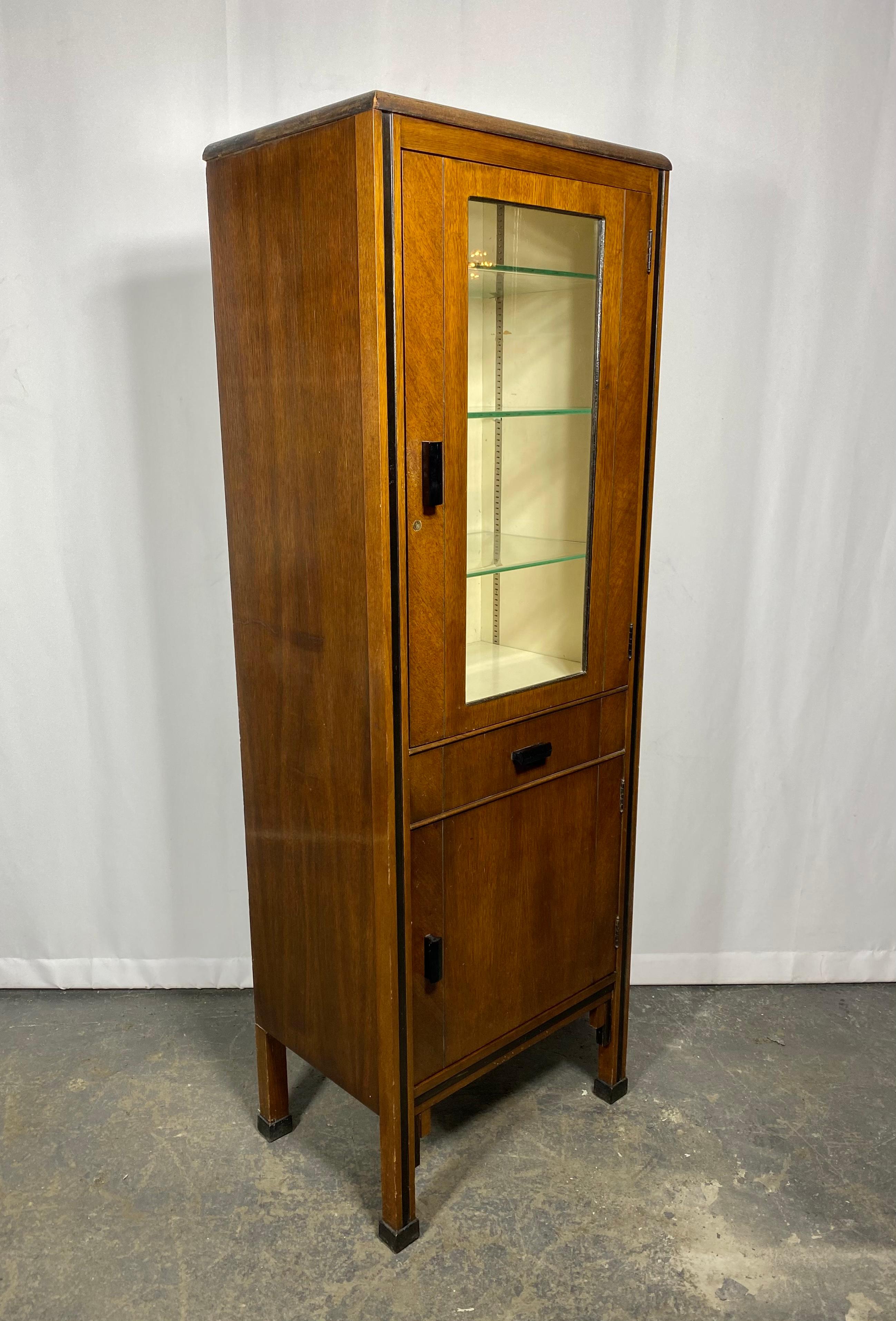 Elegant Art Deco Dental cabinet, walnut and glass, manufactured by ENOCHS For Sale 2