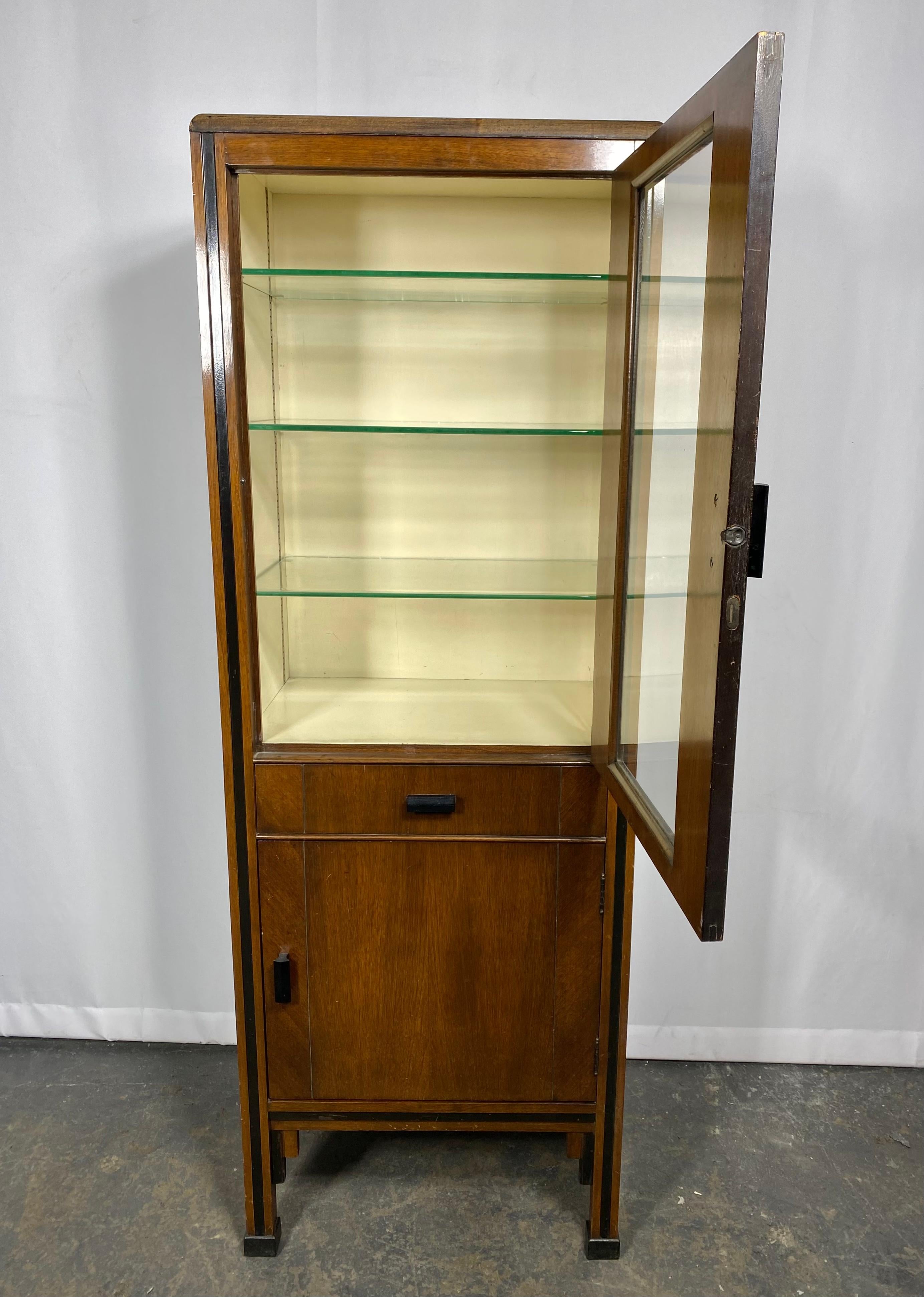 Elegant Art Deco Dental cabinet, walnut and glass, manufactured by ENOCHS For Sale 3