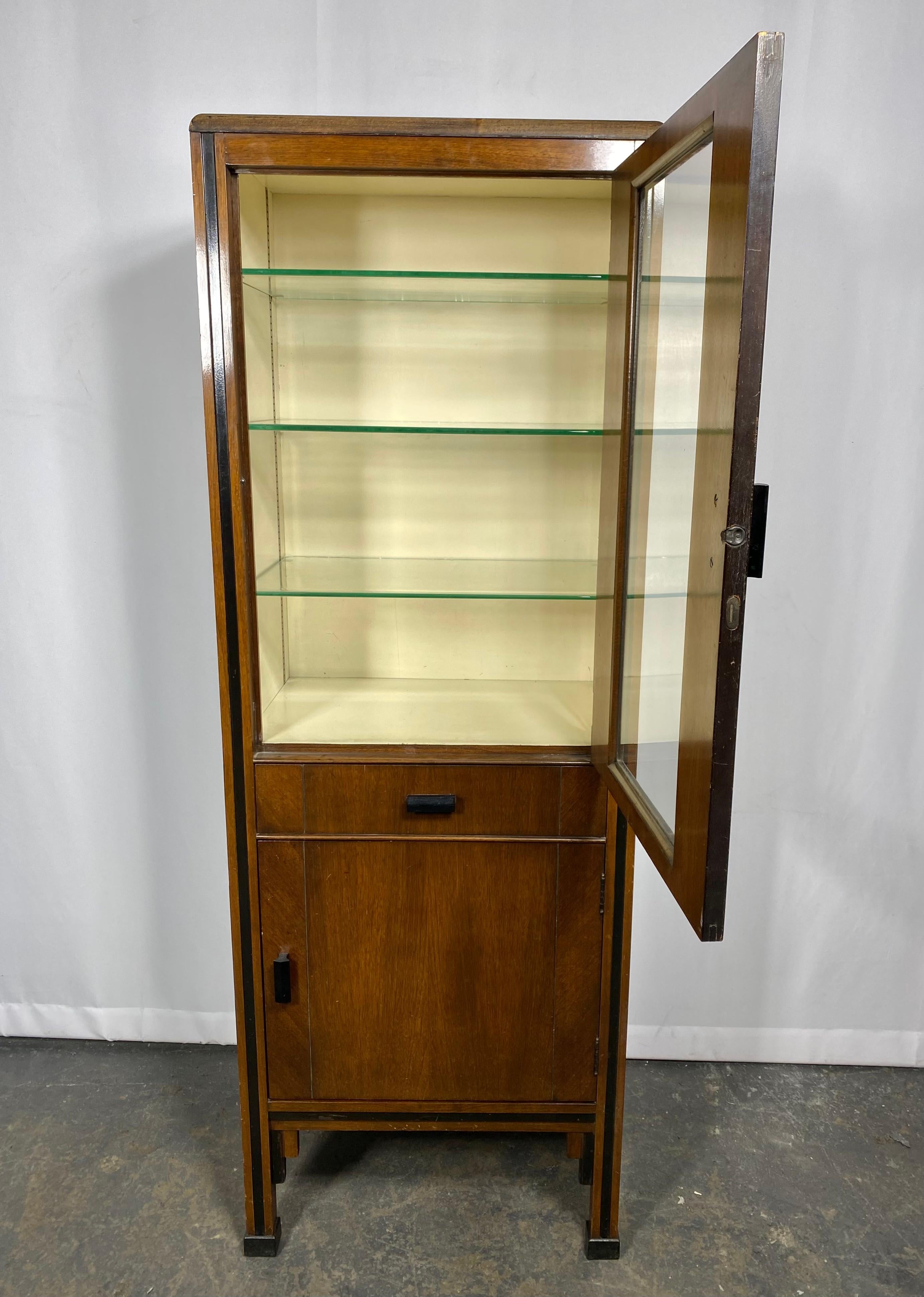 Eleganter Zahnarztschrank im Art déco-Stil aus Nussbaum und Glas, hergestellt von ENOCHS im Angebot 4