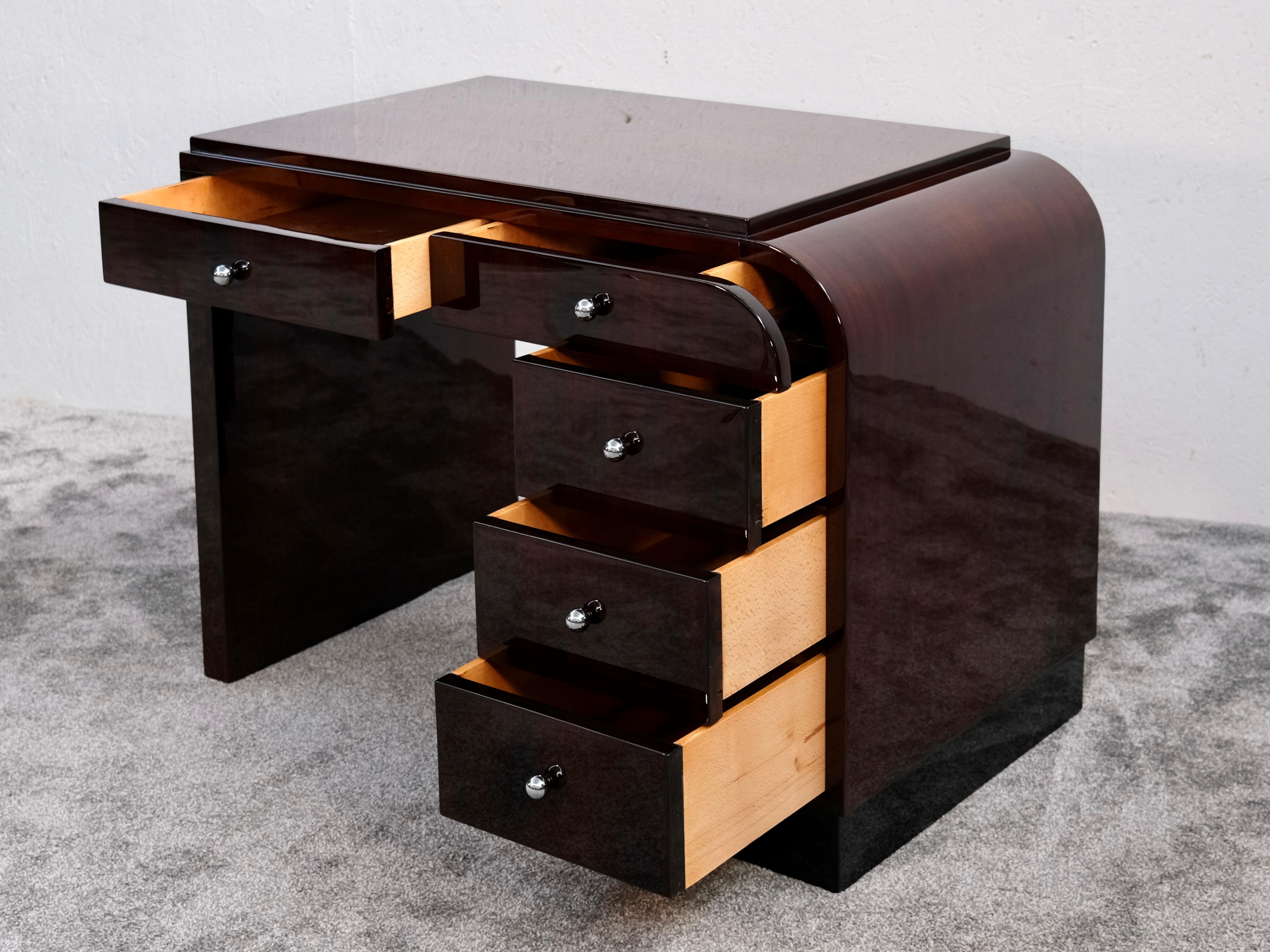 Eleganter Art-Déco-Schreibtisch mit asymmetrischem Design und Schubladen, Frankreich, 1930er Jahre (Französisch) im Angebot