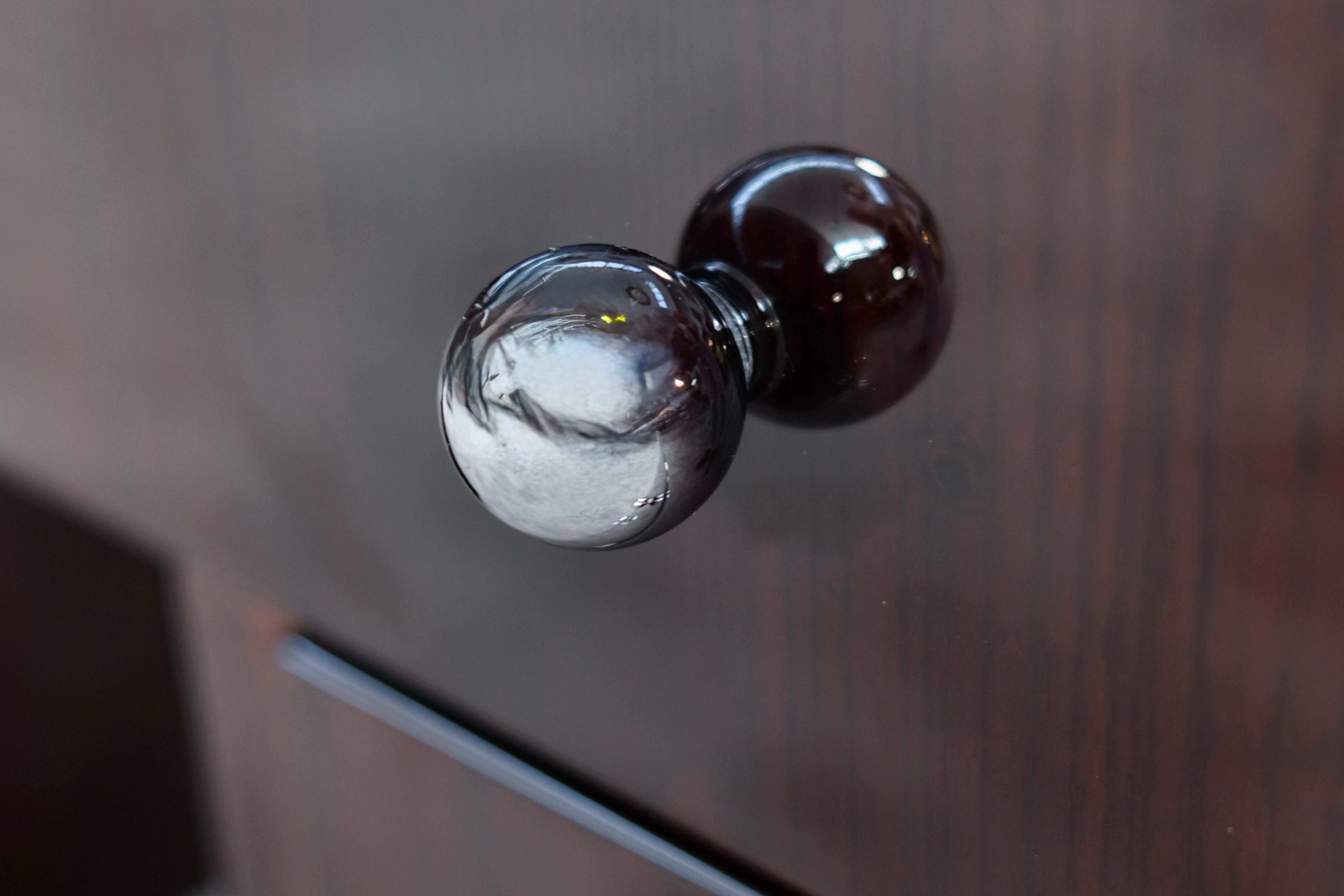 Eleganter Art-Déco-Schreibtisch mit asymmetrischem Design und Schubladen, Frankreich, 1930er Jahre (Lackiert) im Angebot