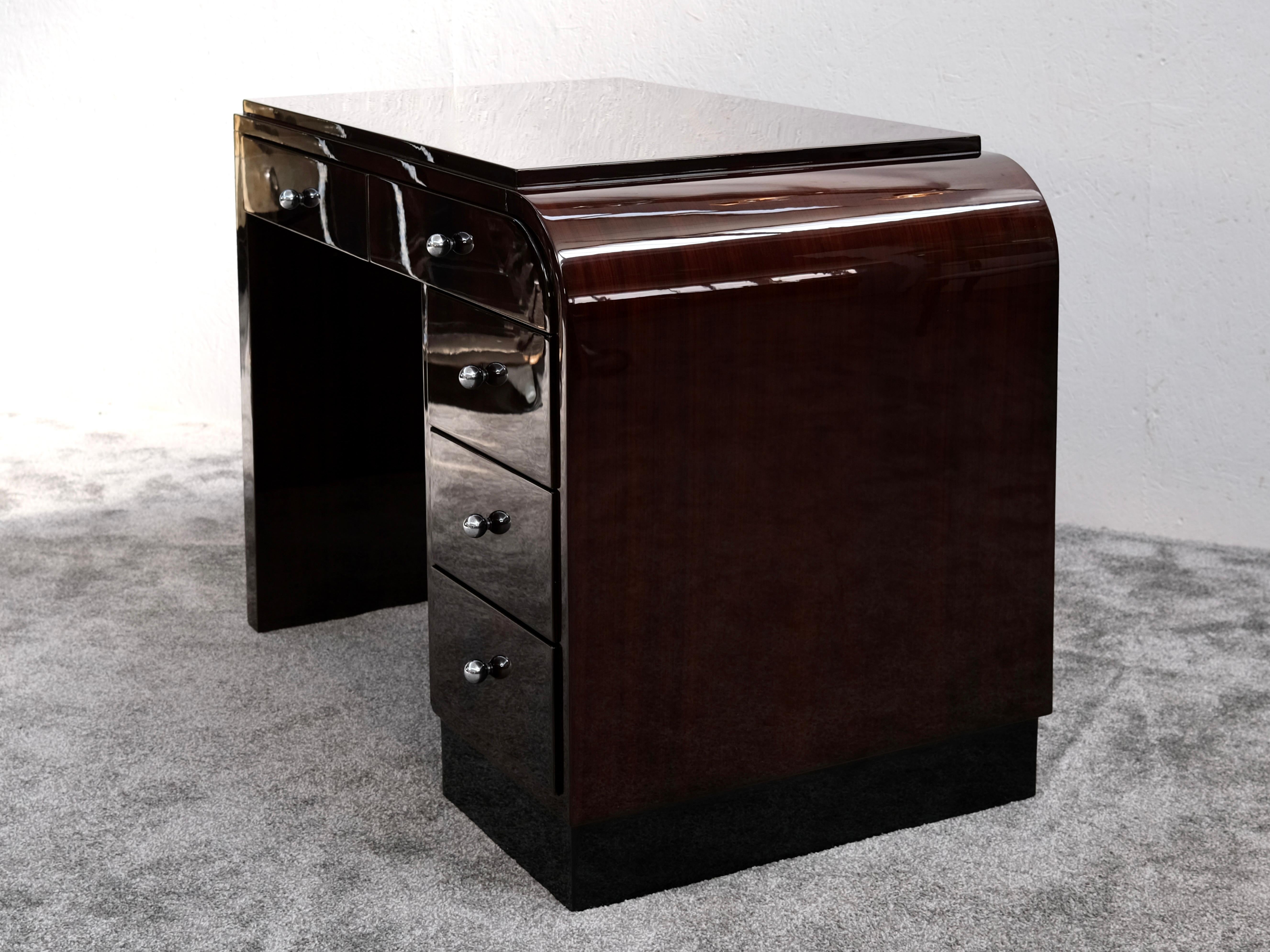 Eleganter Art-Déco-Schreibtisch mit asymmetrischem Design und Schubladen, Frankreich, 1930er Jahre (Mitte des 20. Jahrhunderts) im Angebot