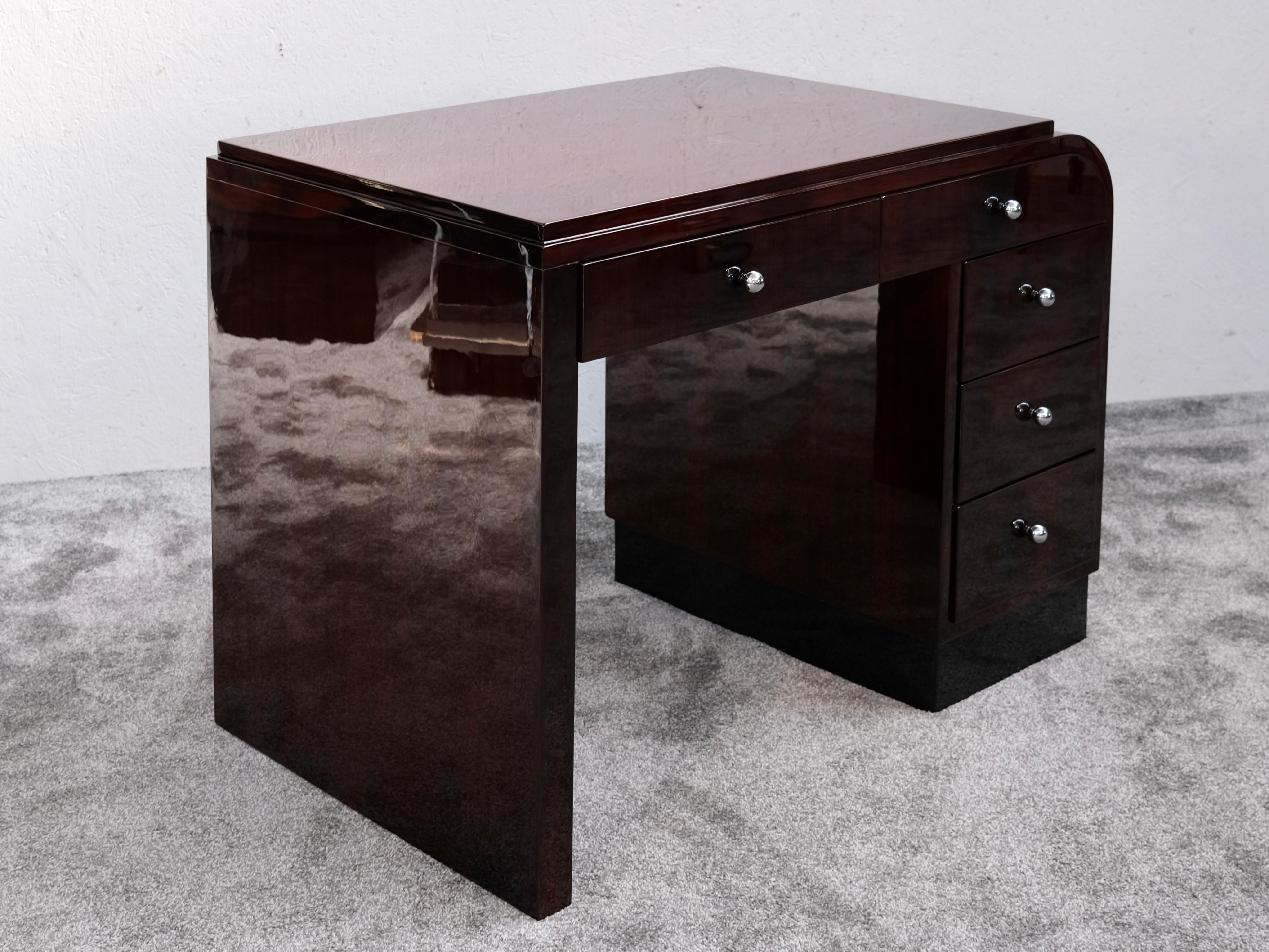 Eleganter Art-Déco-Schreibtisch mit asymmetrischem Design und Schubladen, Frankreich, 1930er Jahre (Buchenholz) im Angebot