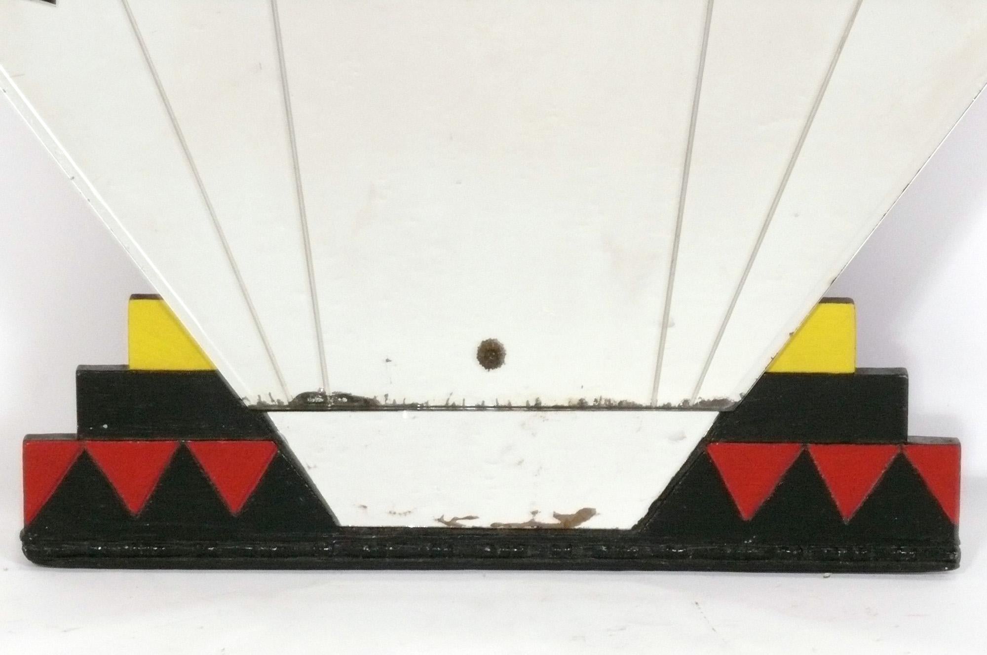 Elegant miroir à éventail Art Deco, américain, vers les années 1930. Il mesure 26,5 