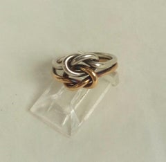 Elegante Anillo Art Decó de Oro con Doble Nudo