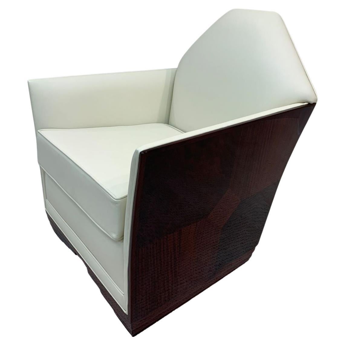 Élégante chaise longue et ottomane Art déco des années 1930. Re-laqué professionnellement et superbement retapissé dans un cuir crème doux. Cet exemple a des côtés en bois incrusté de bois de rose, de ronce de noyer et d'acajou. La chaise est livrée