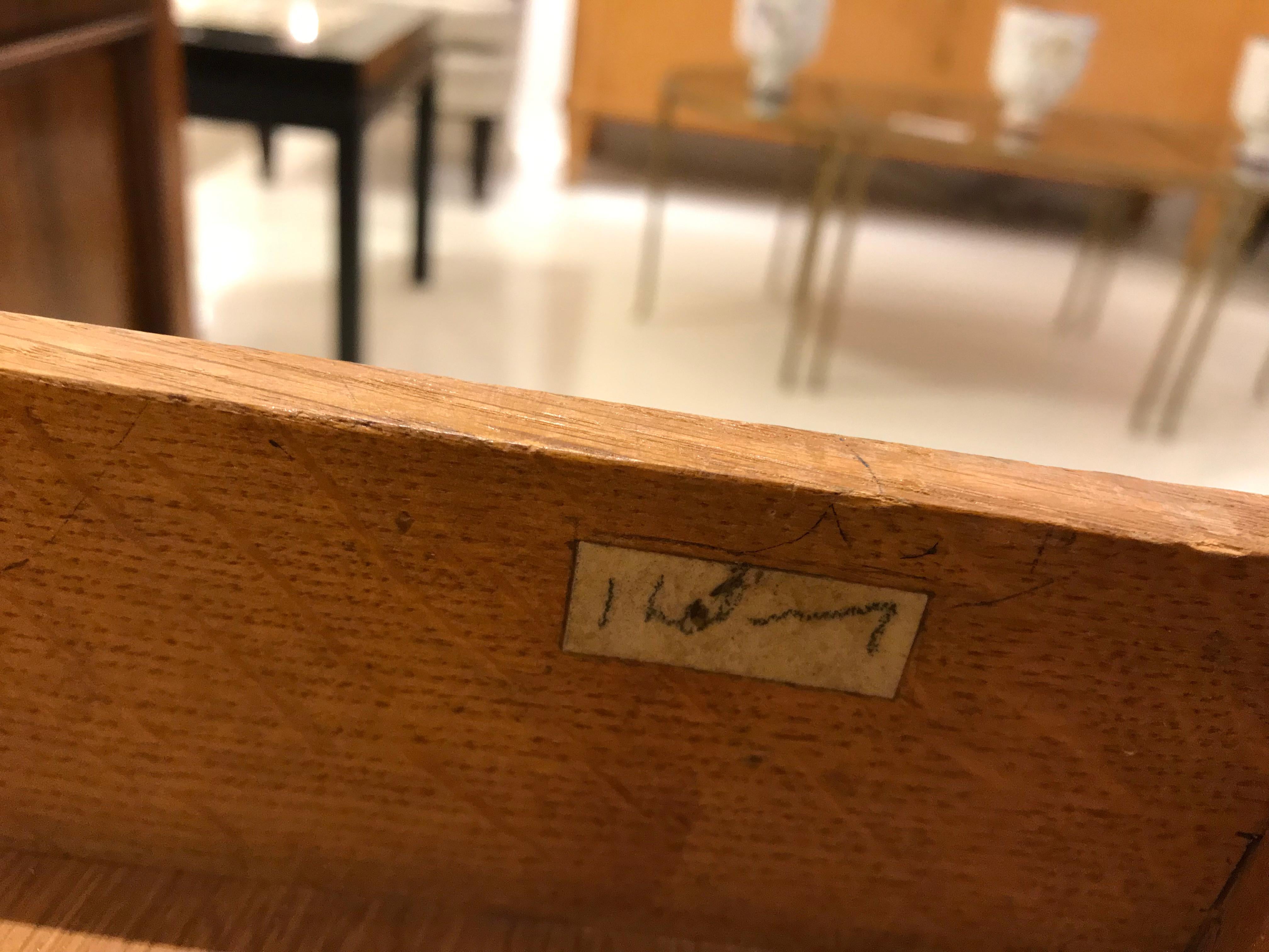 Mogano Elegante scrivania Art Deco in mogano e bronzo dorato di Jules Leleu in vendita