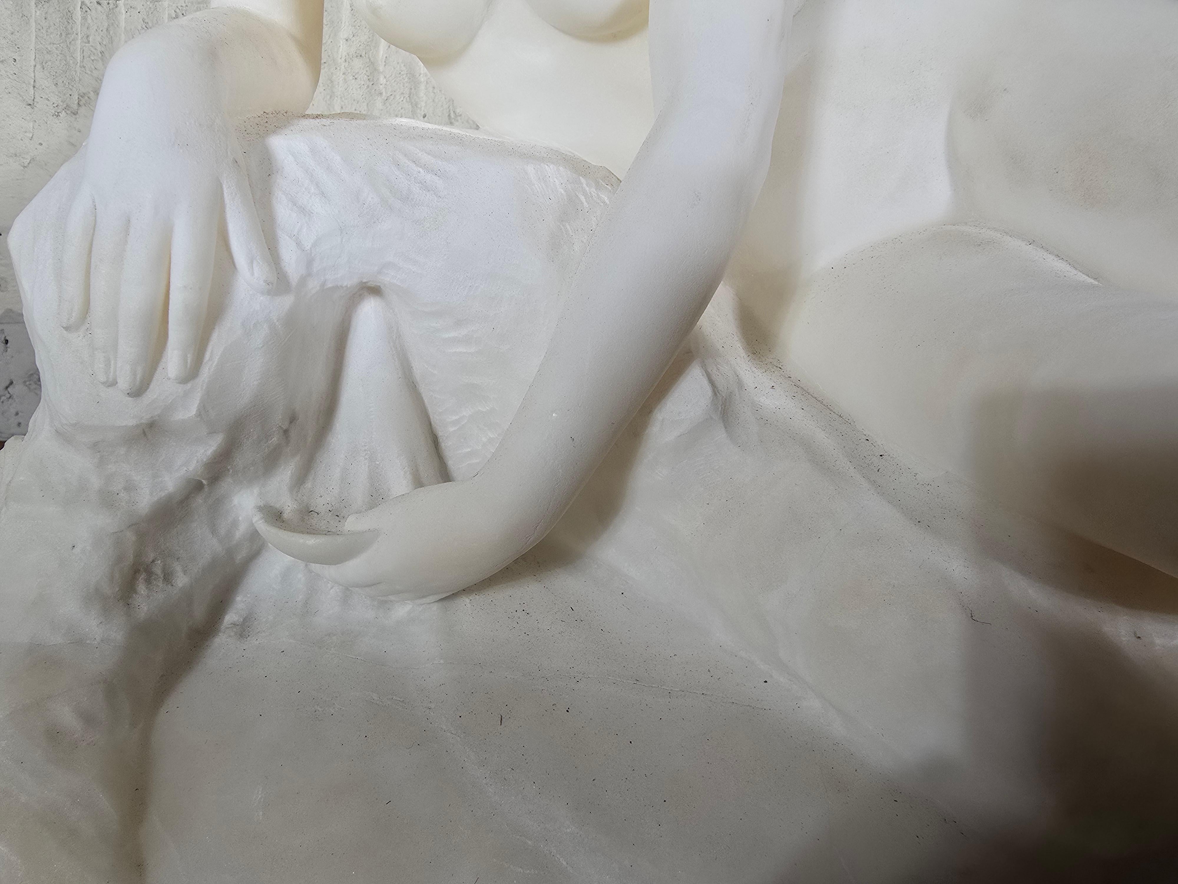 Esta exquisita escultura Art Decó está elaborada en fino mármol blanco de Carrara y montada sobre una llamativa base de mármol negro de Portoro. Creada durante el apogeo del movimiento Art Déco, la pieza muestra las líneas elegantes y la estética