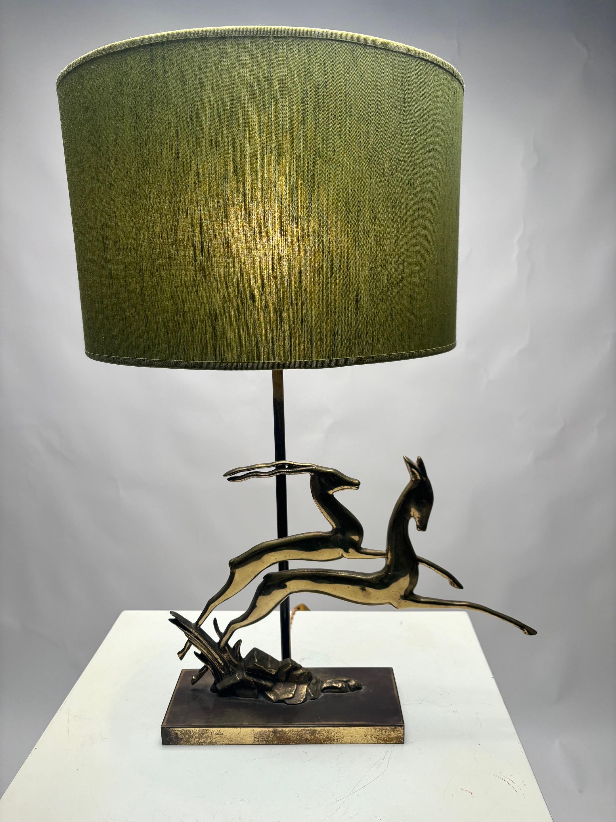 Rare Art Deco metal table lamp, the base represents the running of two slender antelopes, typical figures of the Deco imagery that represent at the same time refined elegance and a certain taste for the exotic. France, 1940s