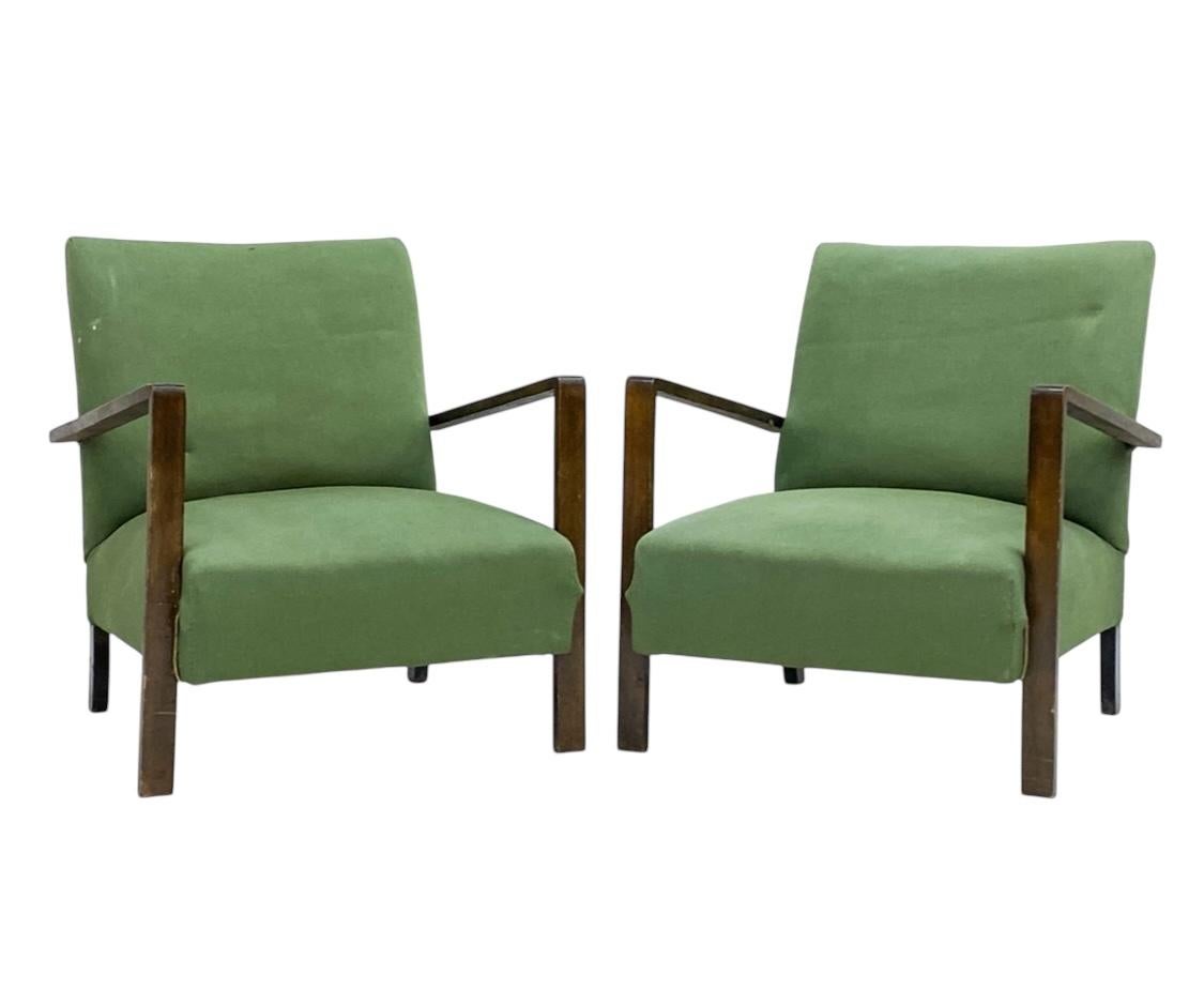 Tumbonas art déco de silueta elegante y eficaz. Brazos y patas de madera maciza. Quedarían espectaculares rehechas en un boucle neutro o en un color brillante. Se vende tal cual, con restauración/retapizado completo disponible en la tela que elijas