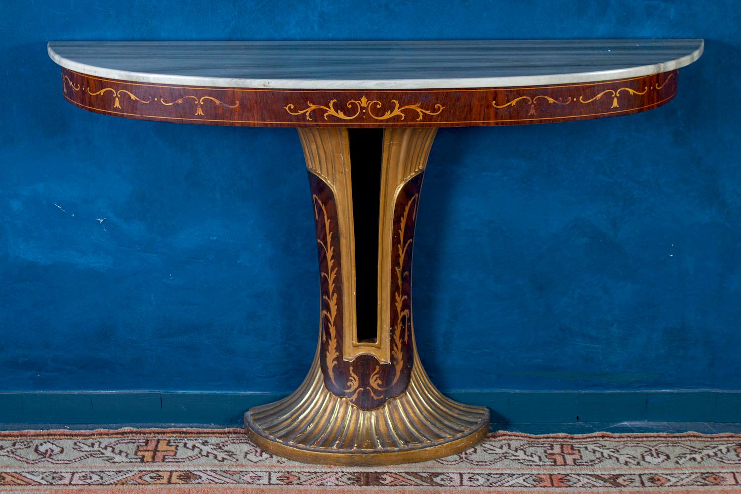 Elégante console italienne Art Déco avec un plateau en marbre plaqué.
La table sera entièrement restaurée avant d'être livrée.
 