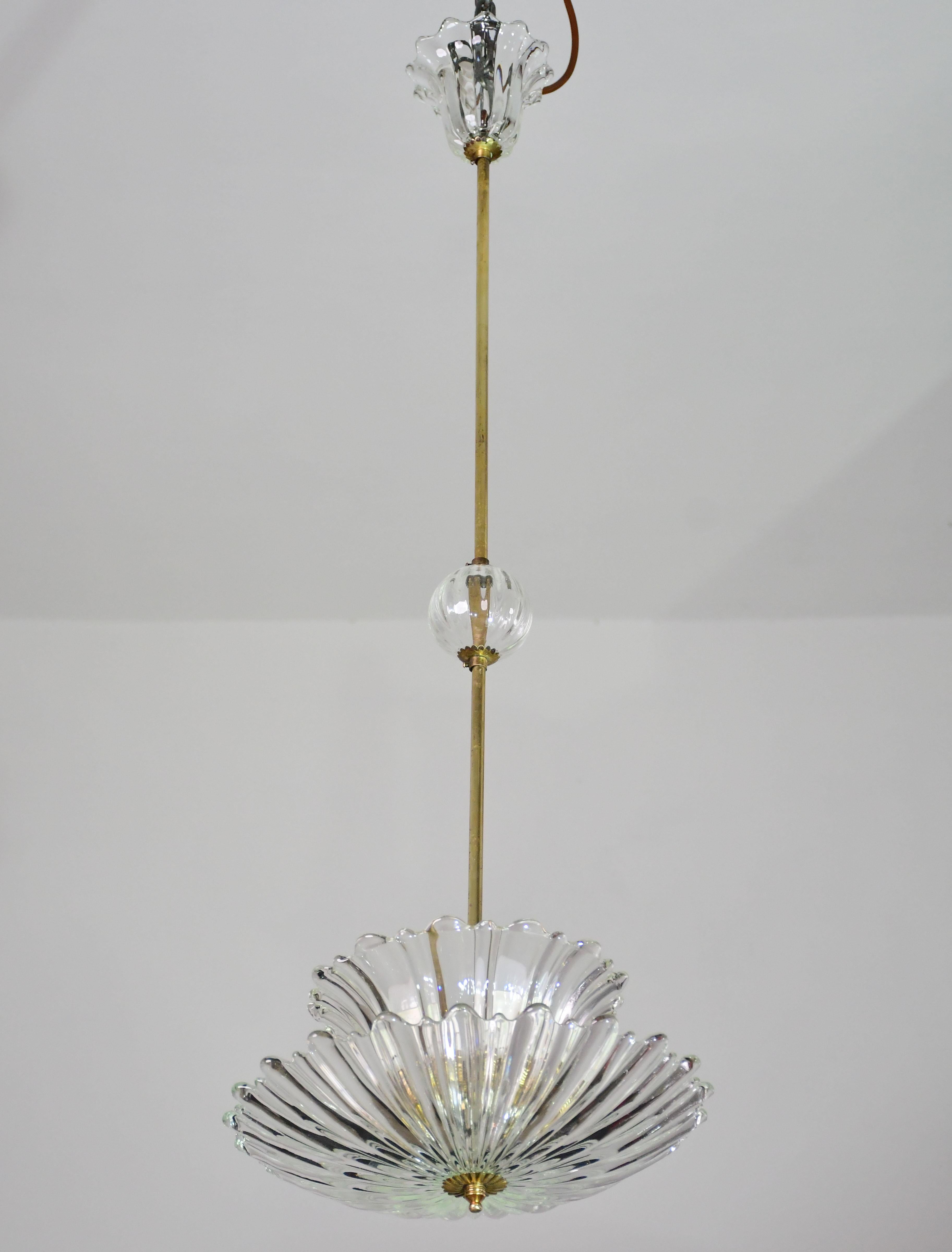Elegante lampadario in vetro di Murano con struttura in ottone della metà del XX secolo.

Attribuito alla vetreria Barovier&Toso.

Altezza totale 100 centimetri, diametro 30 centimetri.

Adatto a due luci, può essere cablato per l'uso negli Stati