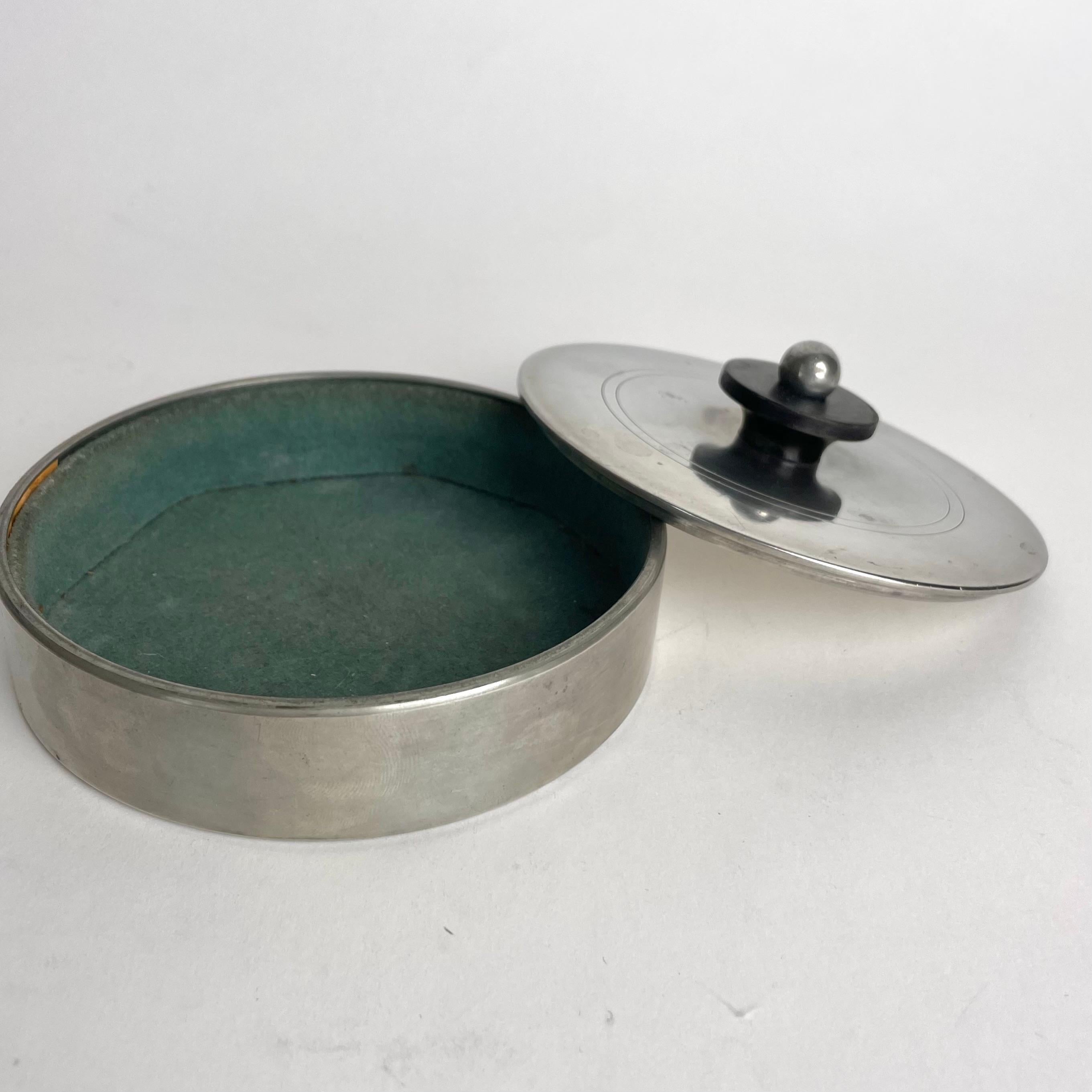 Elegant Art Deco Pewter box with lid and mirror from GAB, Sweden in 1935 For Sale 3