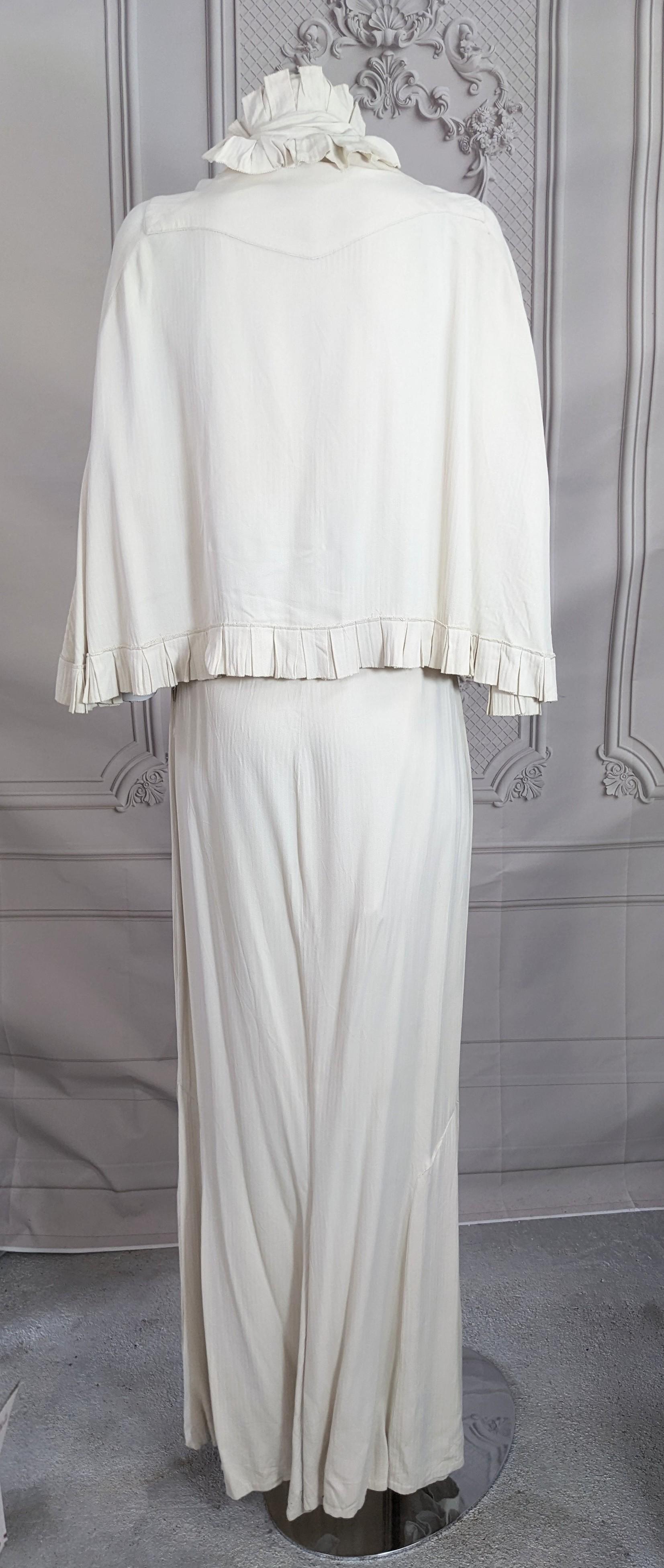 Elegantes Art Deco Kleid aus plissiertem Krepp und Capelet im Angebot 7