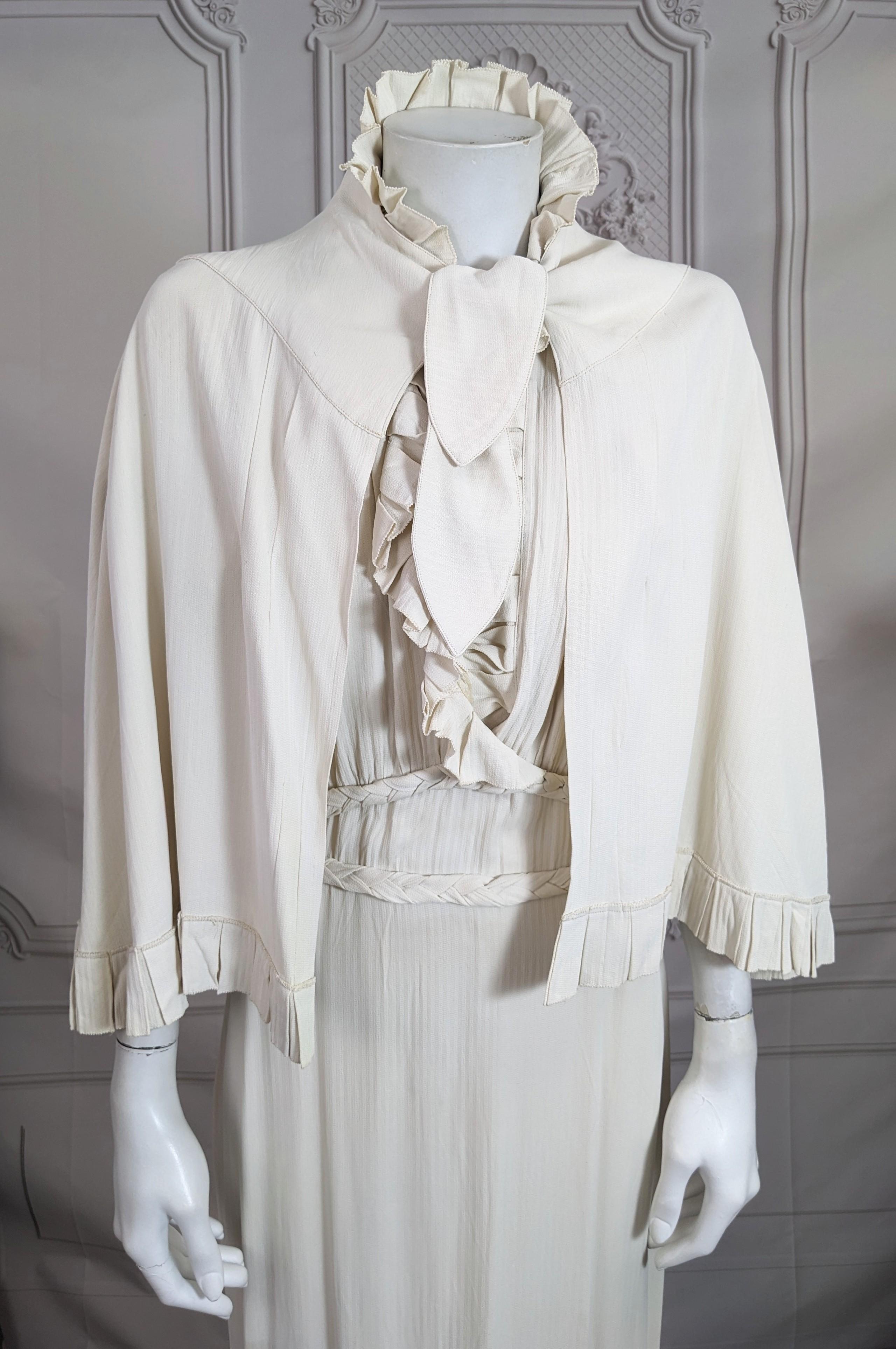 Elegantes Art Deco Kleid aus plissiertem Krepp und Capelet im Angebot 9