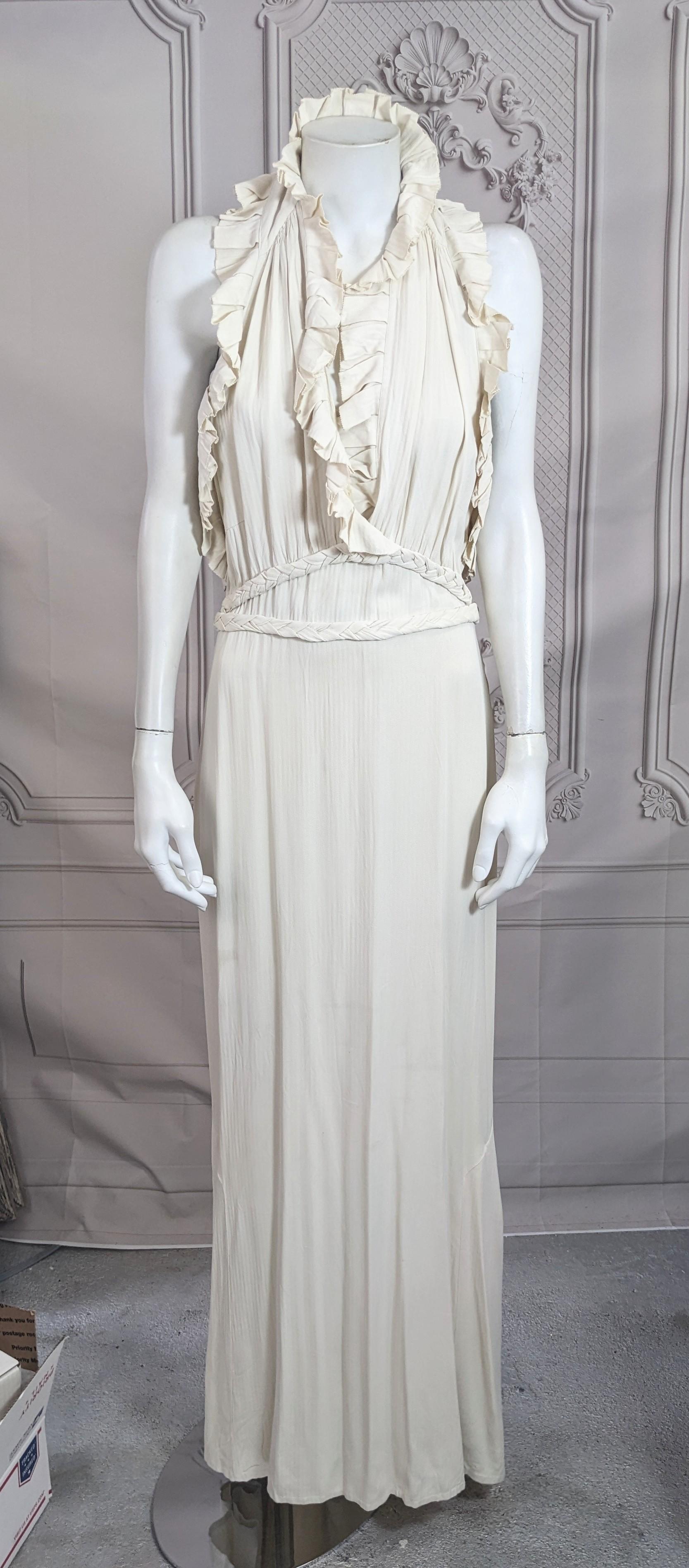 Elegantes Art-Déco-Krepp-Trägerkleid und Cape aus den 1930er Jahren aus fließend gemusterter Austernseide. Im Wesentlichen ein Neckholder-Kleid, das an allen Rändern mit Messerfalten besetzt ist und an der Taille geflochtene Details aufweist.