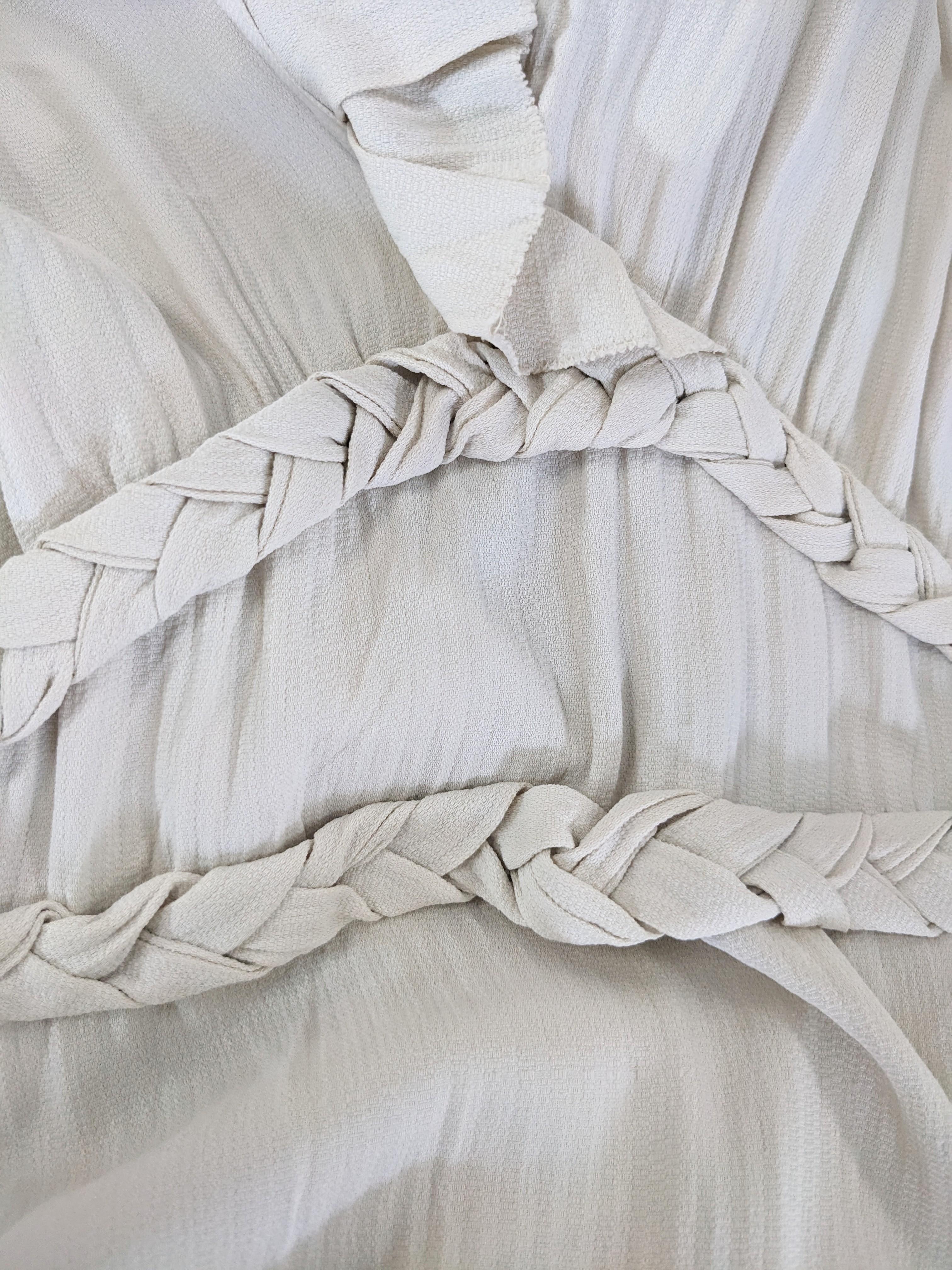 Elegantes Art Deco Kleid aus plissiertem Krepp und Capelet für Damen oder Herren im Angebot