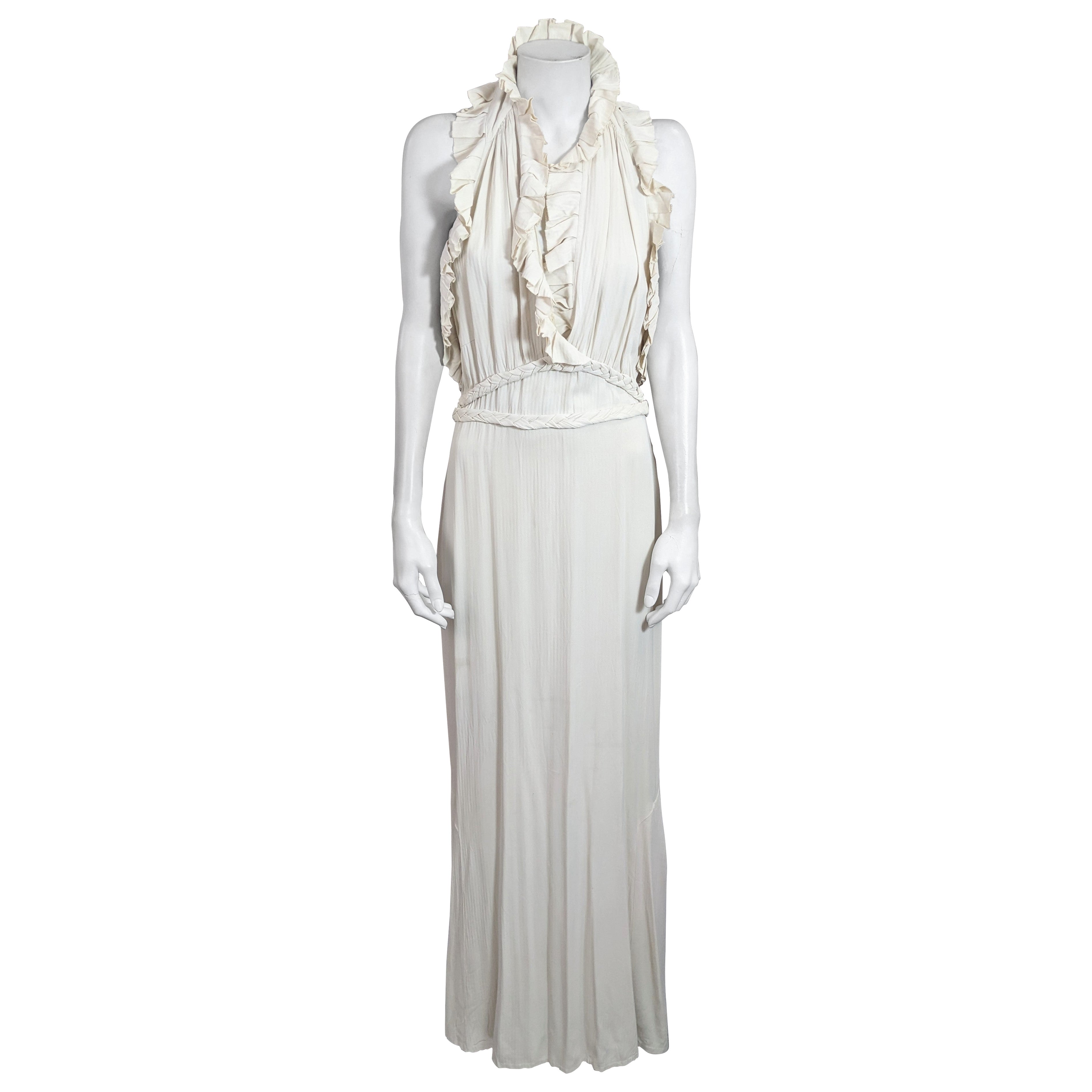 Elegante Vestido Halter de Crepé Plisado Art Decó y Capelina