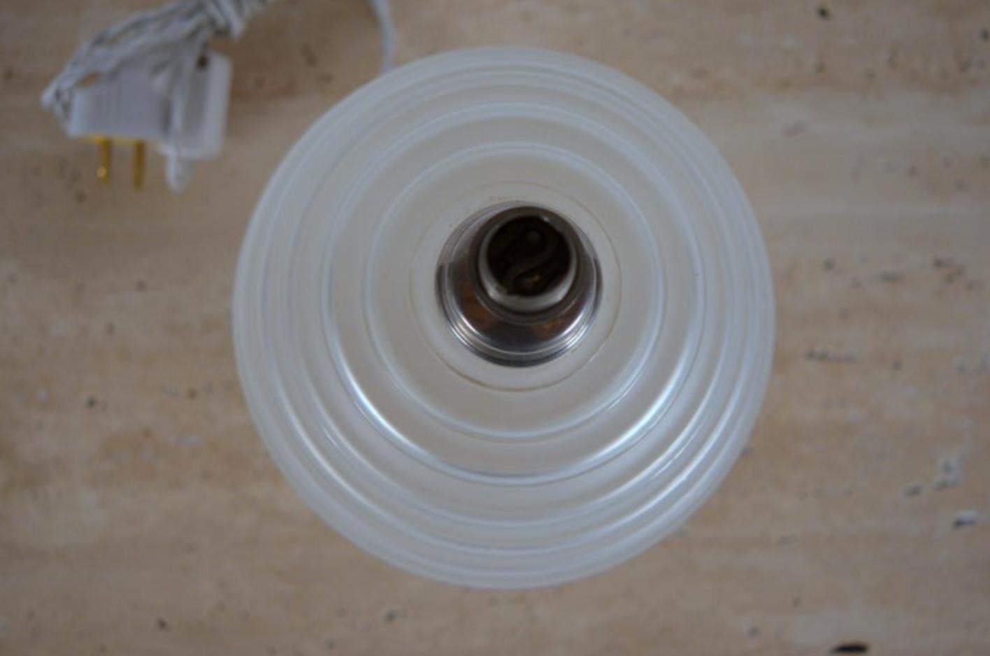 Elegante elegante Art-Déco-Tischlampe aus geripptem Glas von George Leleu (Art déco) im Angebot