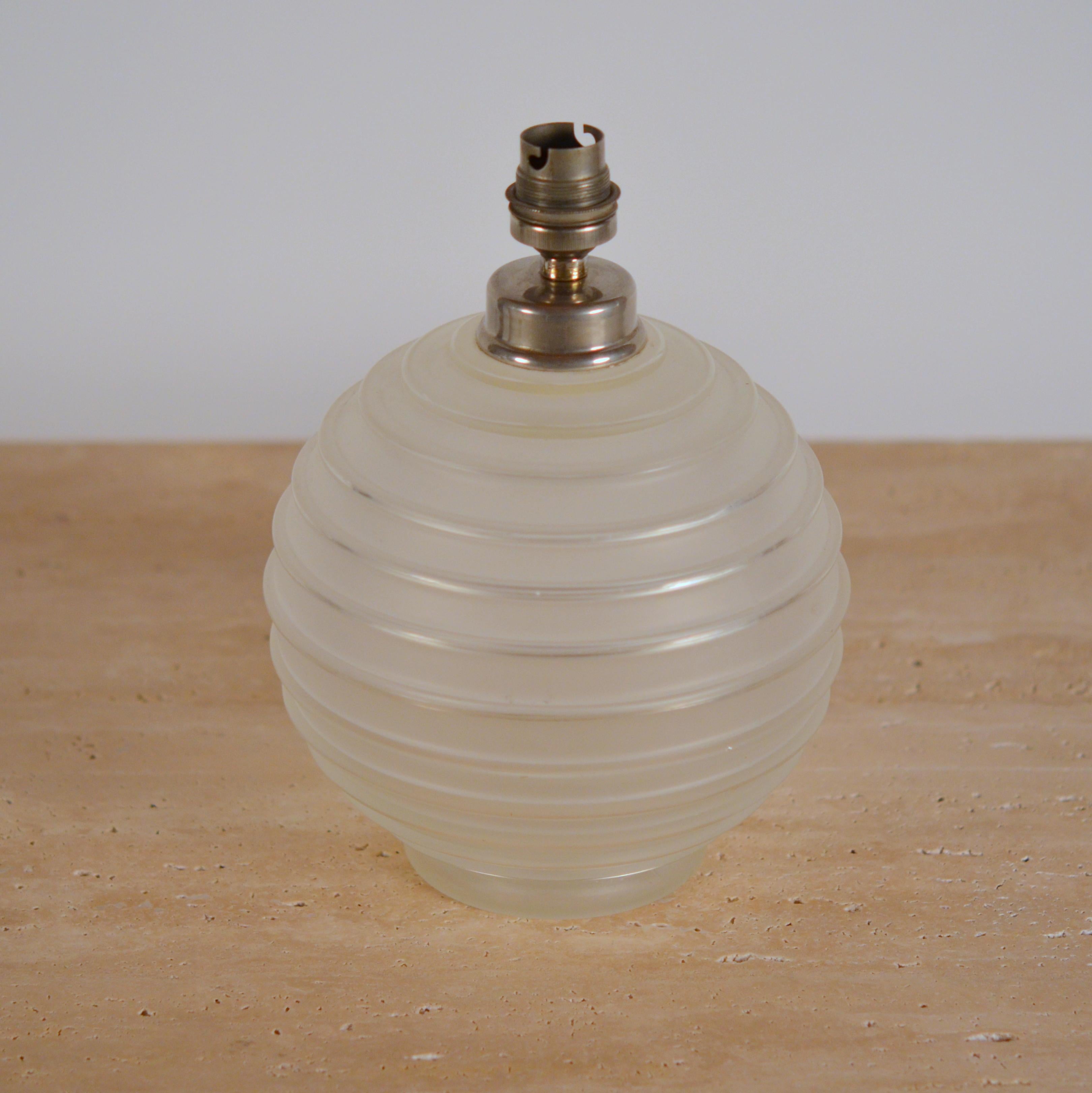 Elegante Art Deco Tischlampe aus geripptem Glas von George Leleu (Französisch) im Angebot