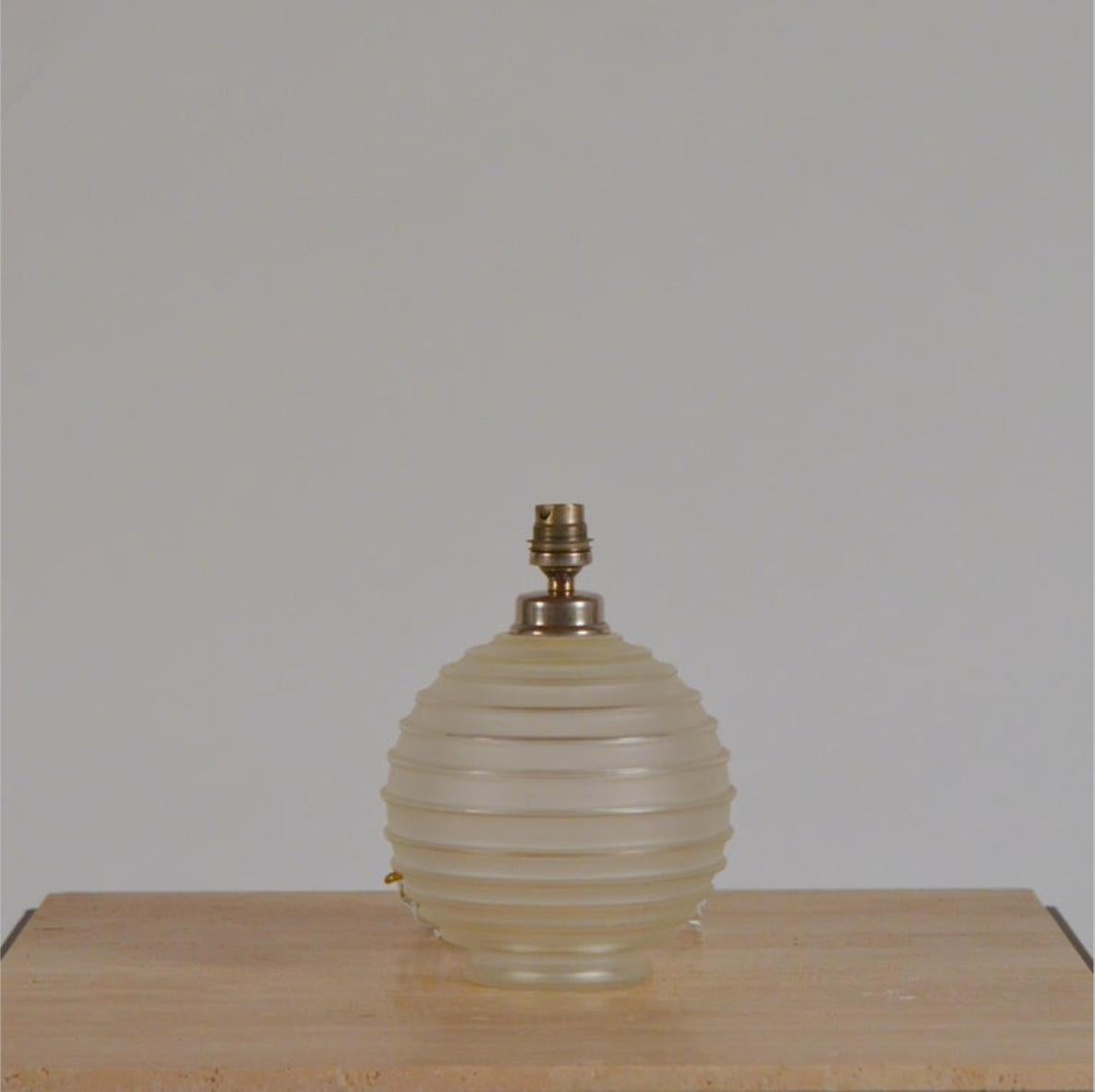 Mid-20th Century Elegant Art Deco Ribbed Glass Table Lamp by George Leleu For Sale