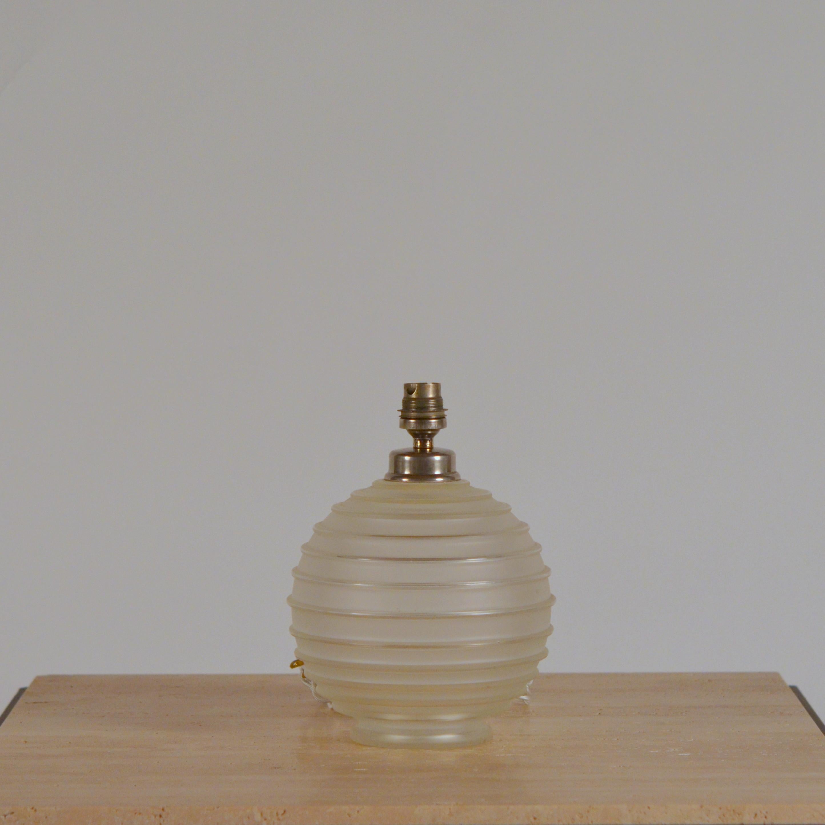 Verre Elégante lampe de table en verre côtelé Art Déco de George Leleu en vente