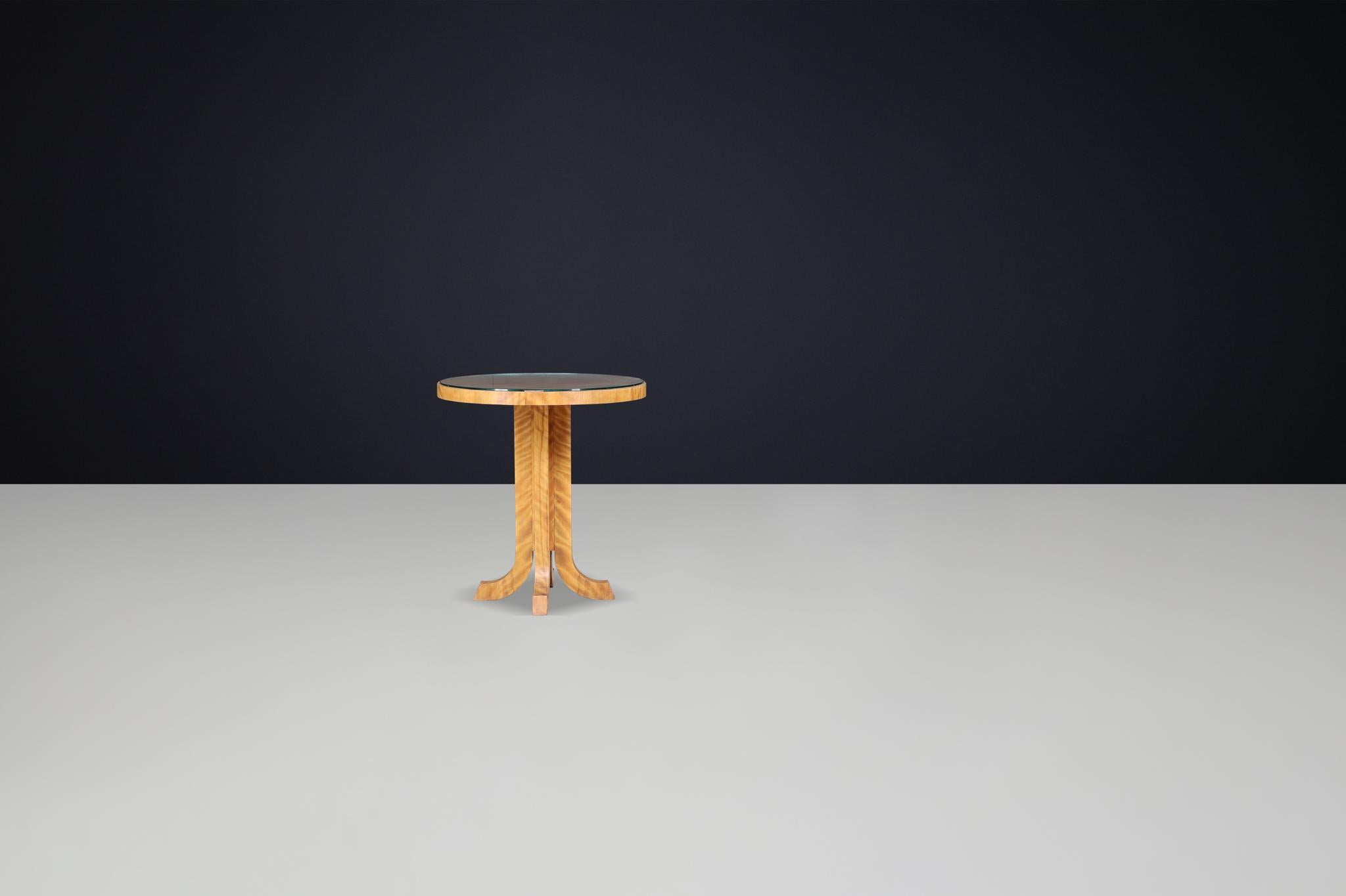 Elegant Art Deco Round Side Table in Birch,  Prague 1930s For Sale 2