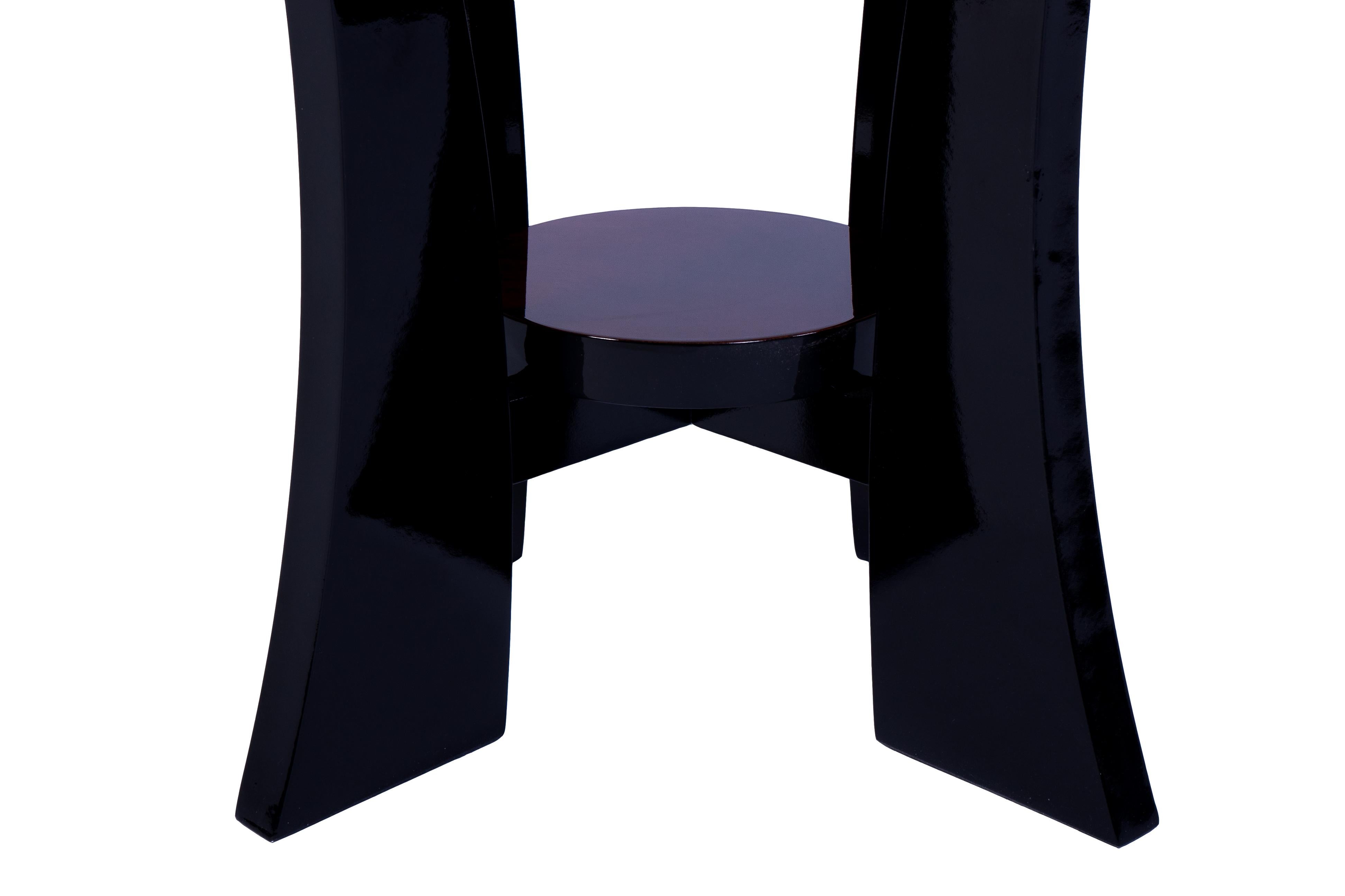 Mid-20th Century Elegant Art Deco Round Side Table Venneered in Burl